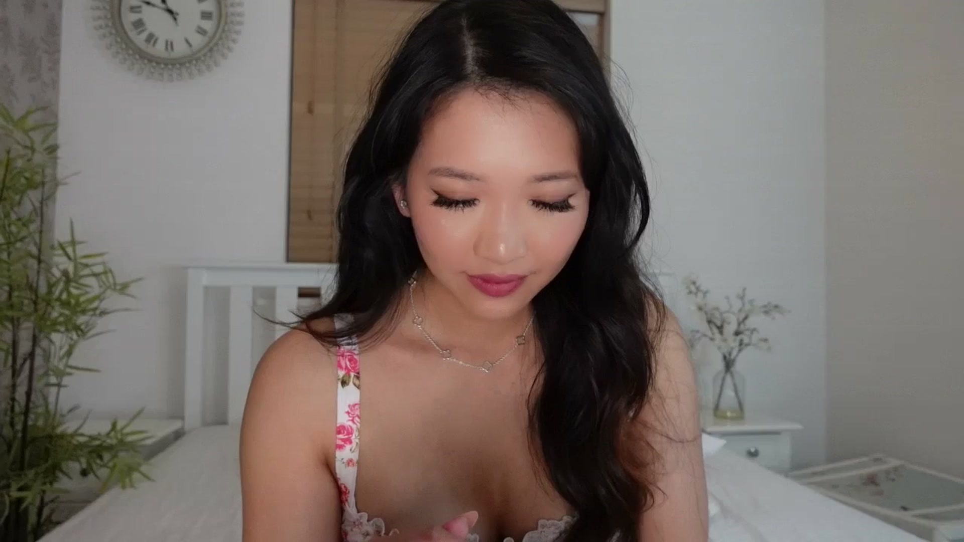 Gallery image thumbnail from Miss_ReinaT's myfreecams stream on, 04/19/2025, 21:25 image 13 of 20
