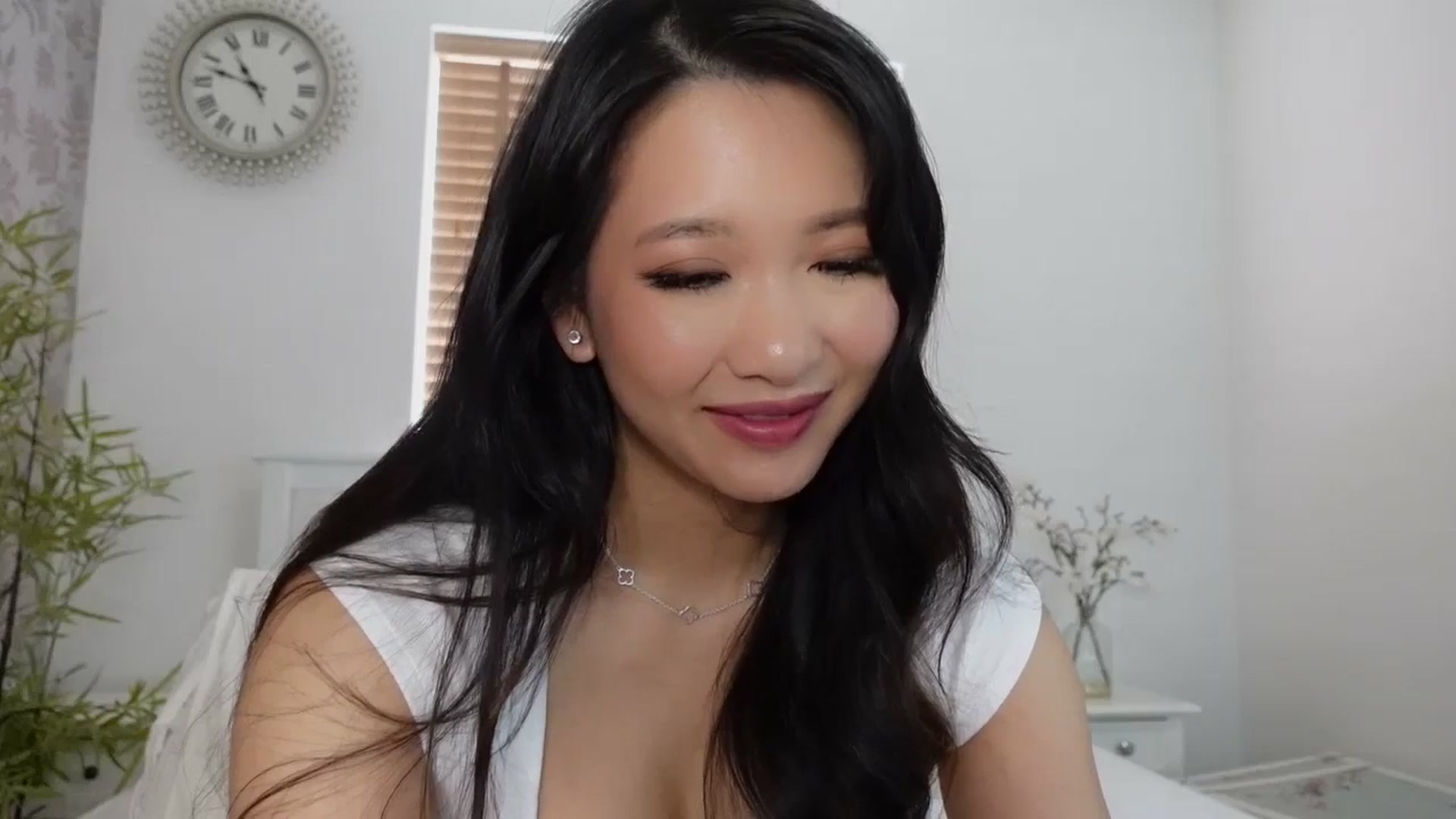 Gallery image thumbnail from Miss_ReinaT's myfreecams stream on, 04/25/2025, 12:46 image 6 of 20