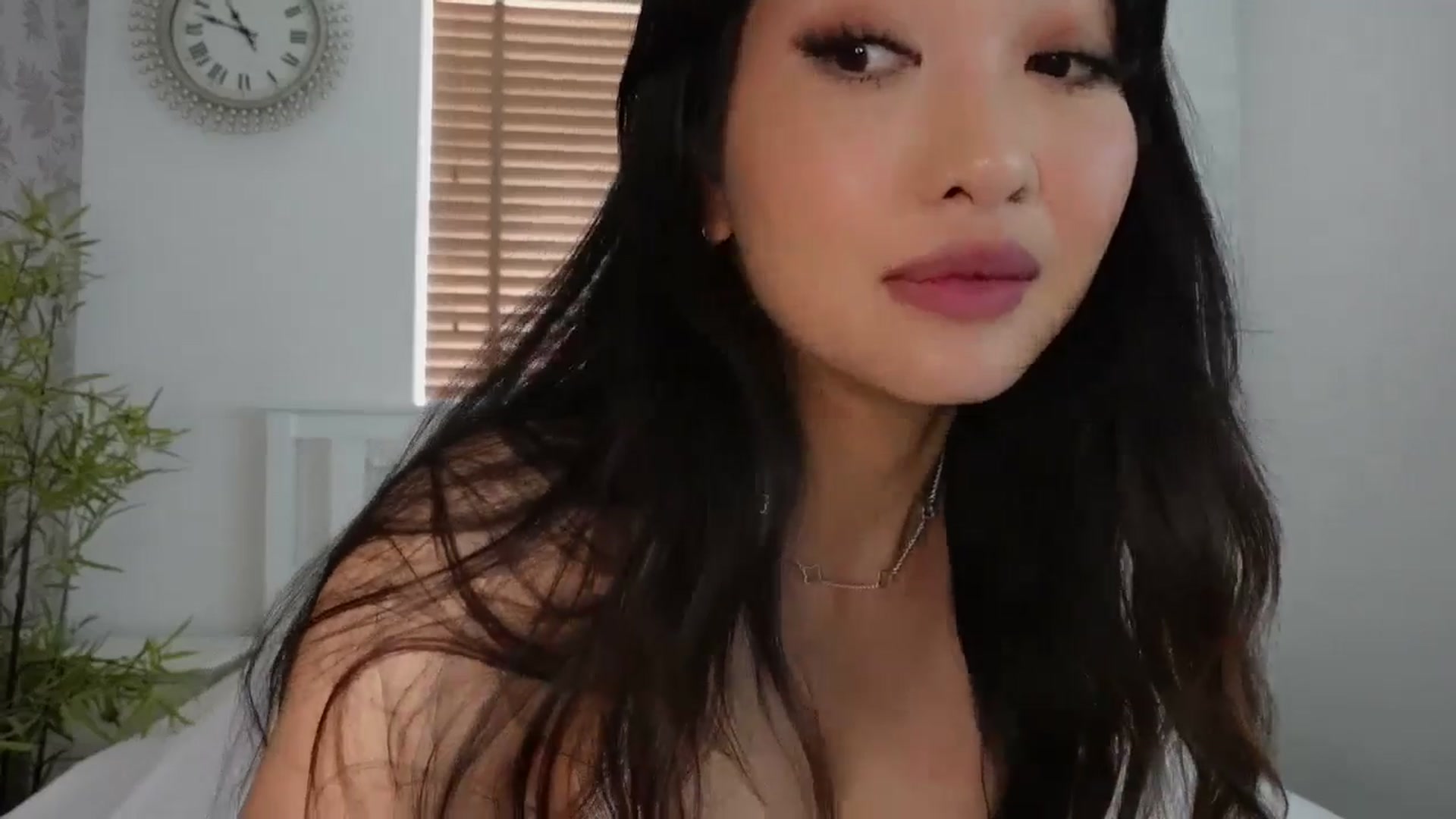 Gallery image thumbnail from Miss_ReinaT's myfreecams stream on, 05/02/2025, 12:15 image 3 of 20