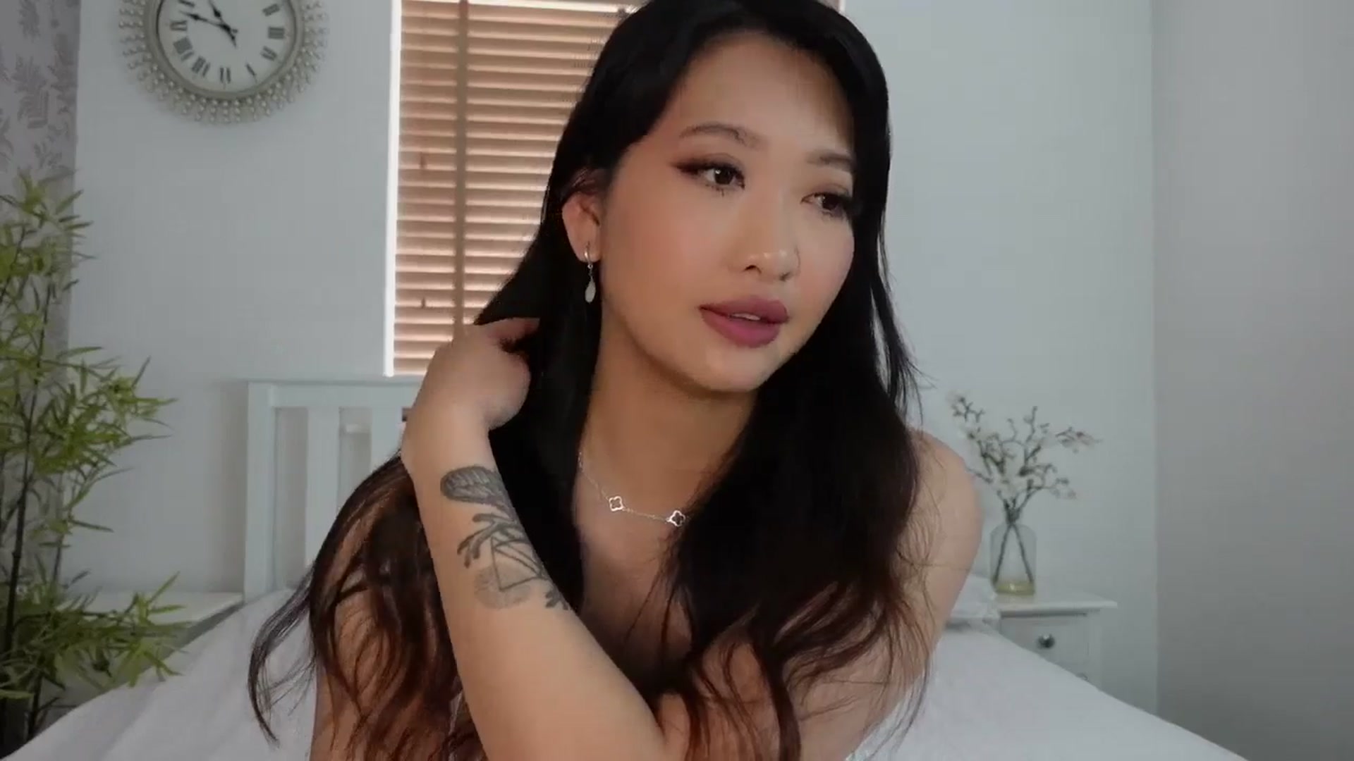 Gallery image thumbnail from Miss_ReinaT's myfreecams stream on, 05/02/2025, 12:15 image 5 of 20