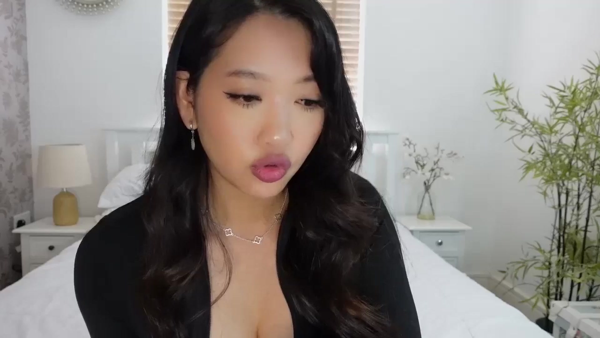 Gallery image thumbnail from Miss_ReinaT's myfreecams stream on, 05/21/2025, 13:51 image 11 of 20