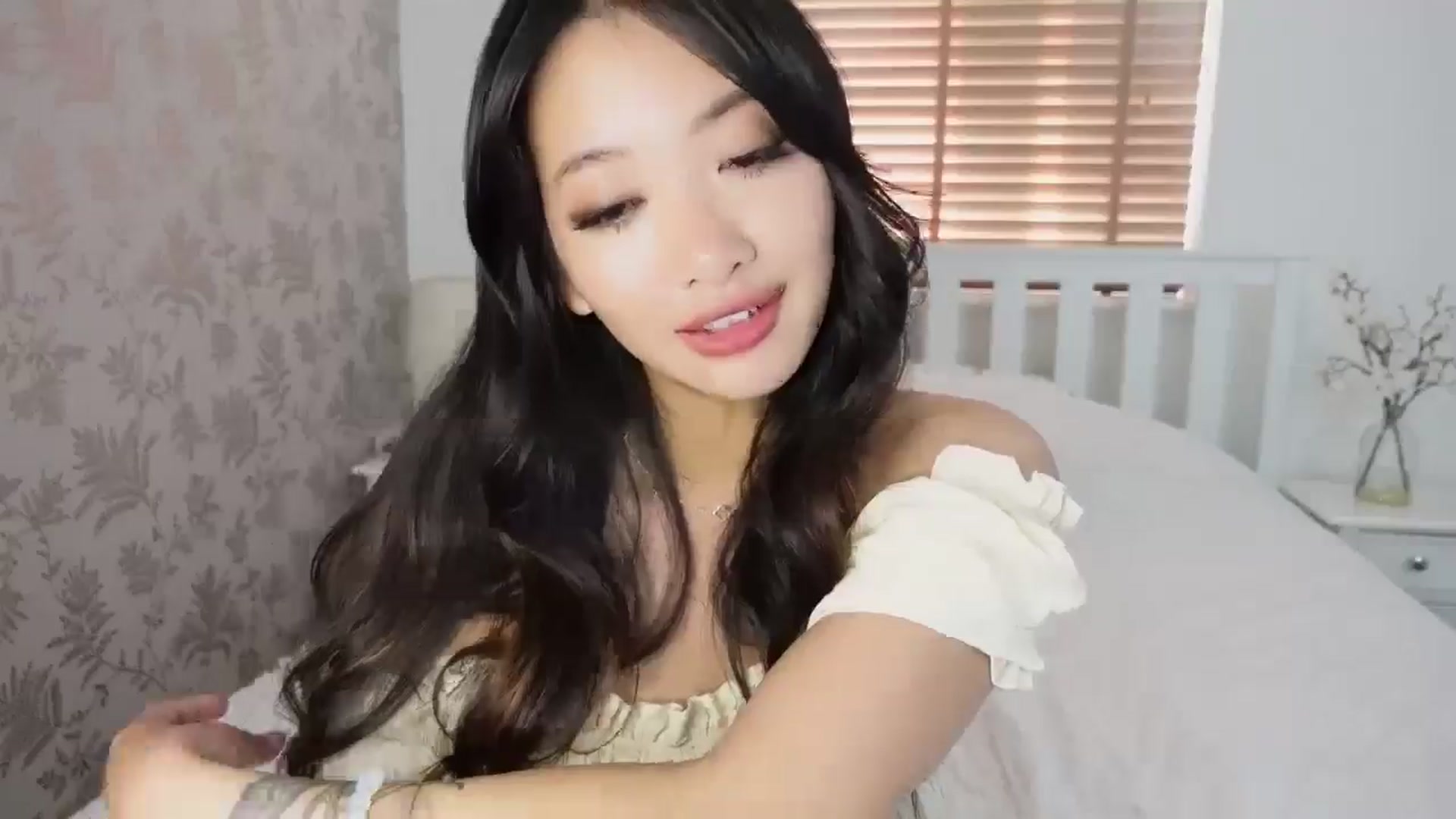 Gallery image thumbnail from Miss_ReinaT's myfreecams stream on, 06/19/2025, 19:14 image 18 of 20