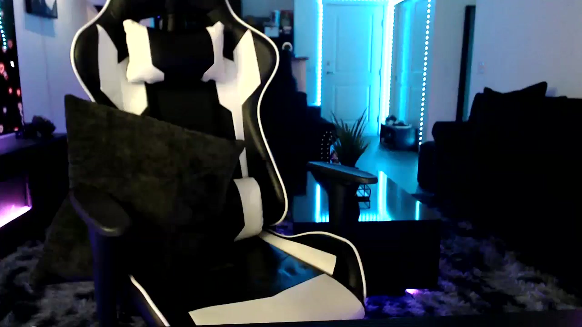 Gallery image thumbnail from Miss_StaceyJ's myfreecams stream on, 12/17/2024, 12:11 image 20 of 20