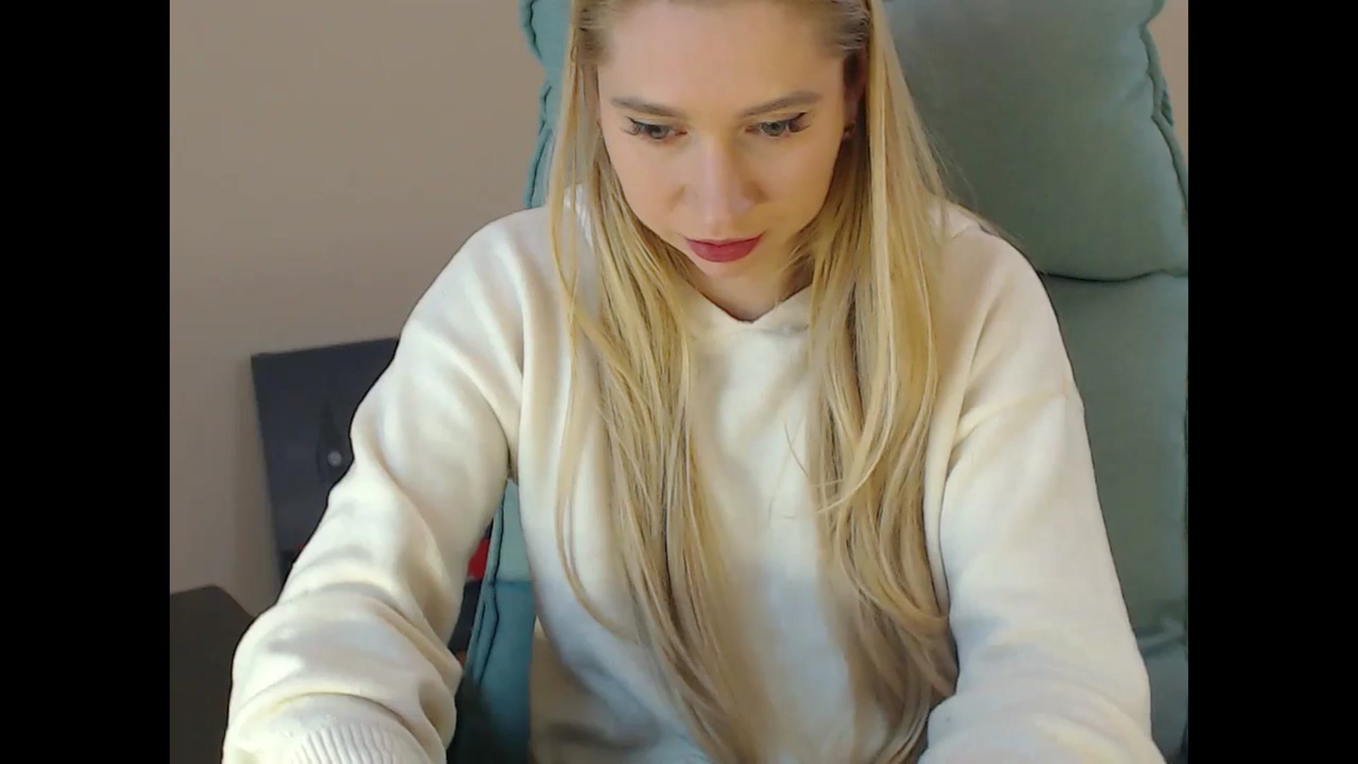 Gallery image thumbnail from Miss_Sylvia's myfreecams stream on, 12/16/2024, 19:42 image 17 of 20