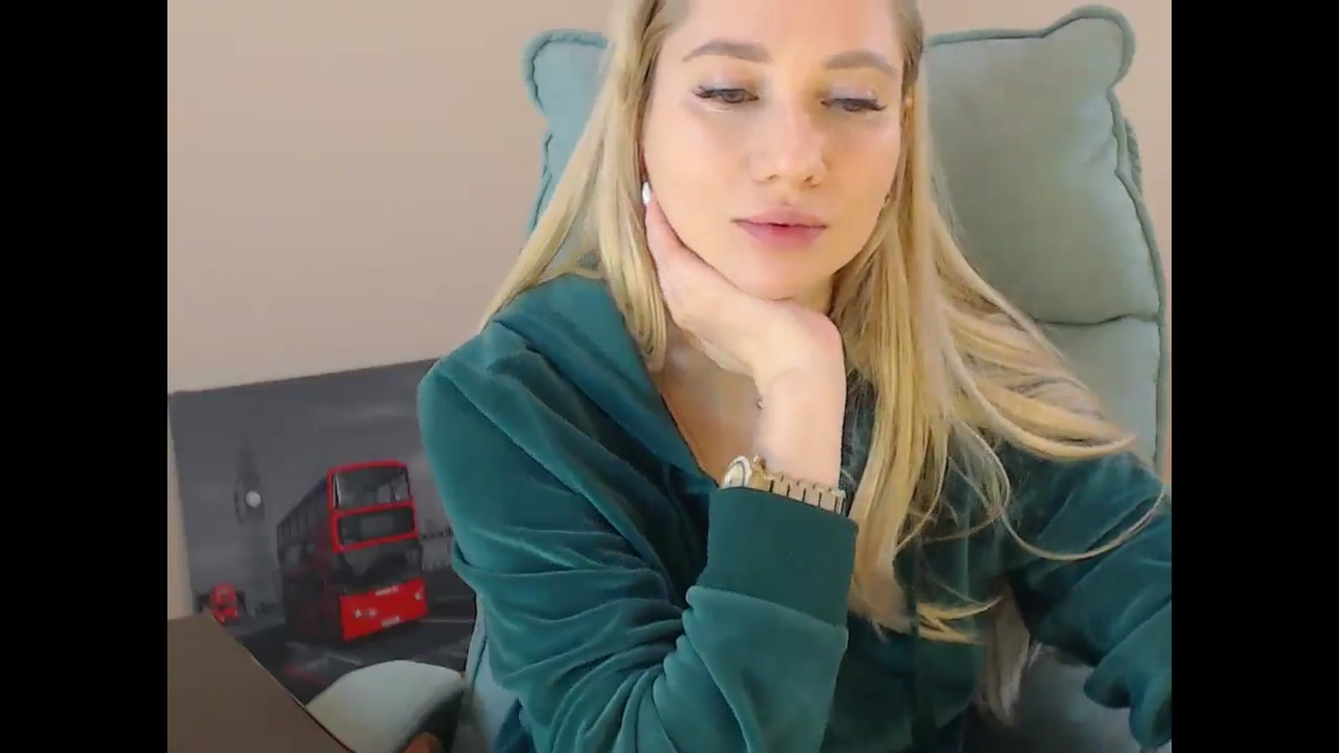 Gallery image thumbnail from Miss_Sylvia's myfreecams stream on, 12/18/2024, 20:21 image 11 of 20