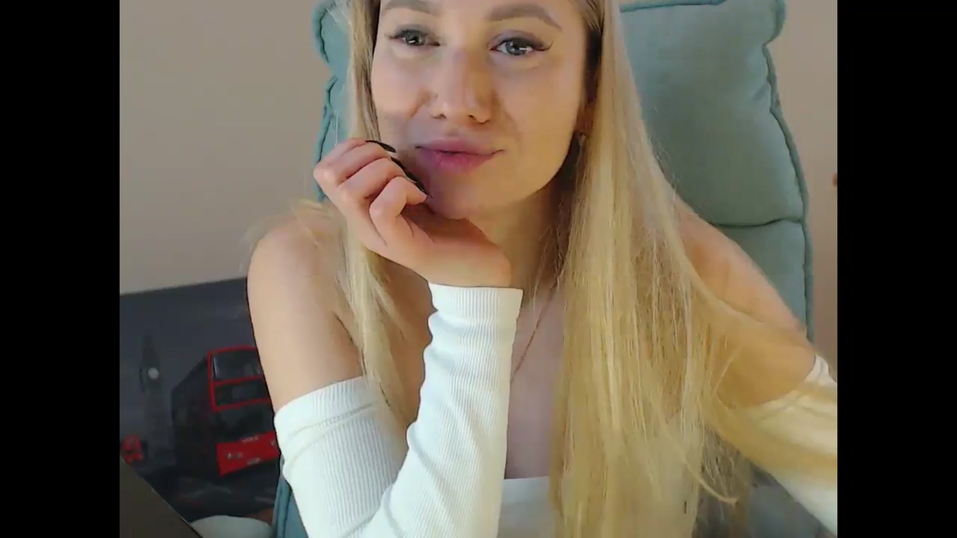 Gallery image thumbnail from Miss_Sylvia's myfreecams stream on, 12/22/2024, 21:25 image 14 of 20