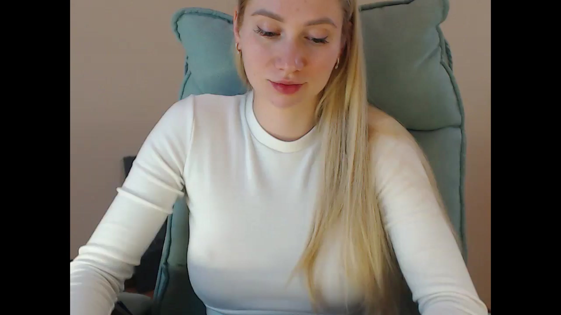 Gallery image thumbnail from Miss_Sylvia's myfreecams stream on, 05/01/2025, 14:41 image 4 of 20