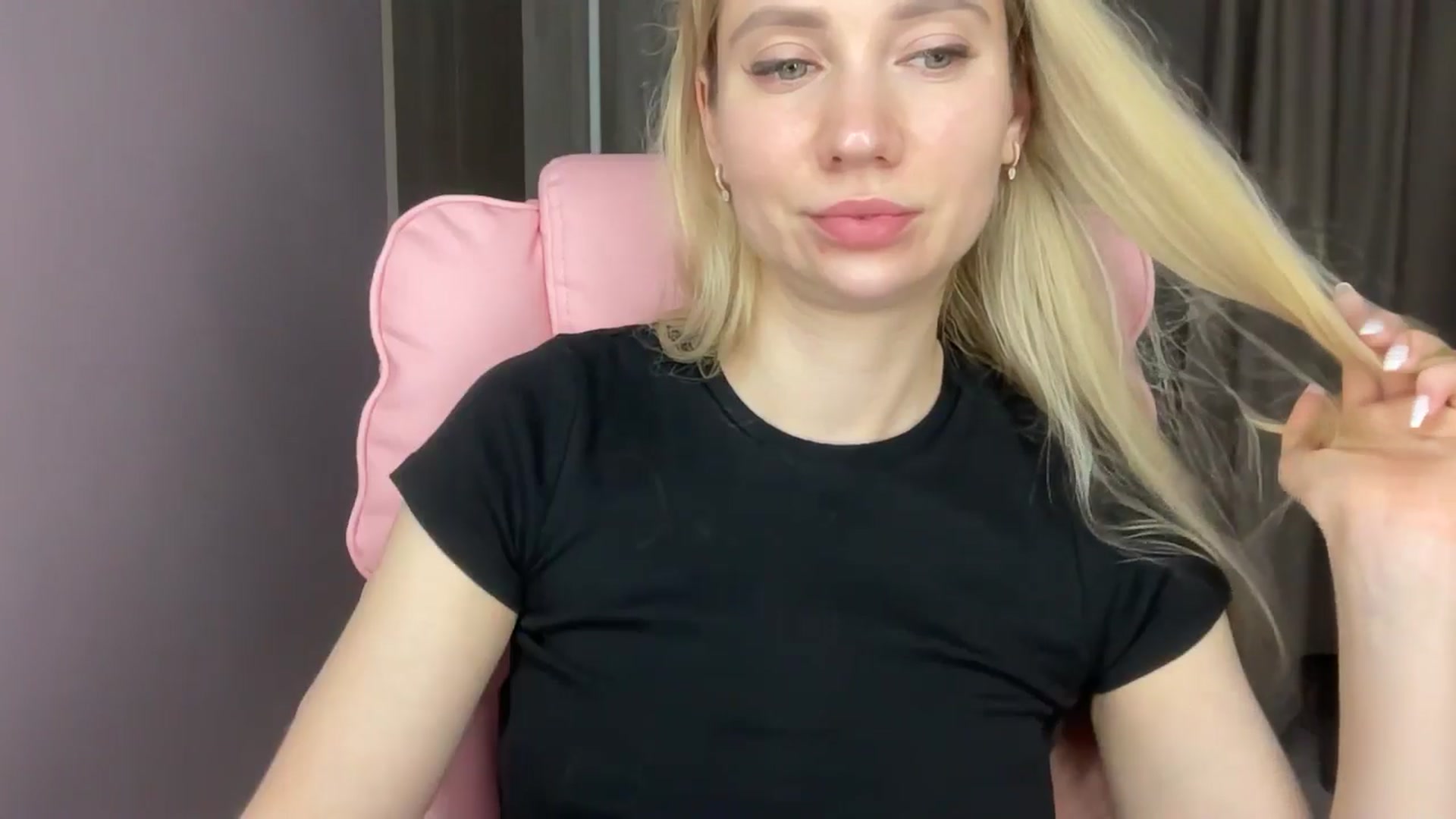 Gallery image thumbnail from Miss_Sylvia's myfreecams stream on, 06/06/2025, 19:19 image 19 of 20