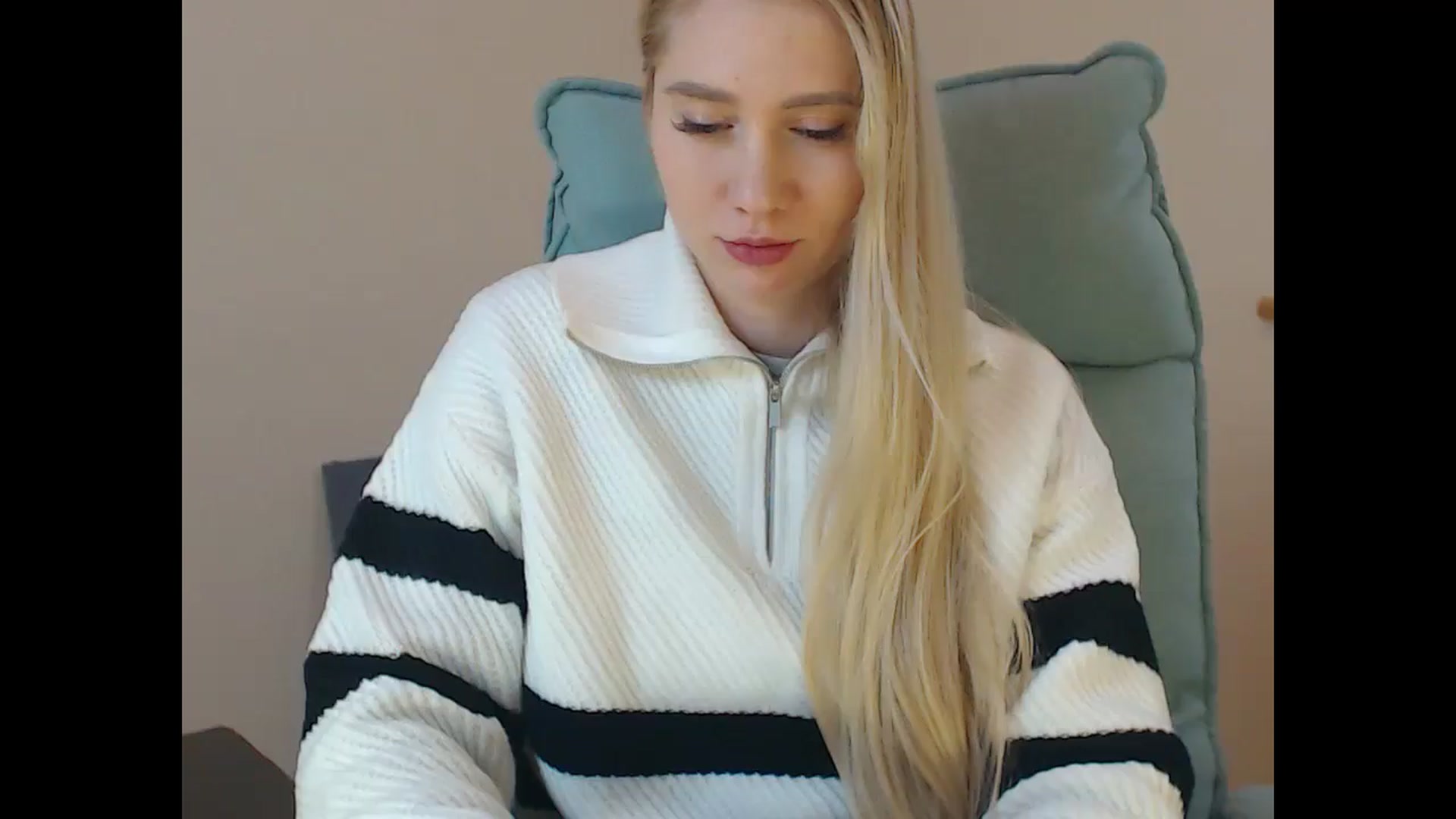 Gallery image thumbnail from Miss_Sylvia's myfreecams stream on, 12/25/2025, 19:10 image 15 of 20