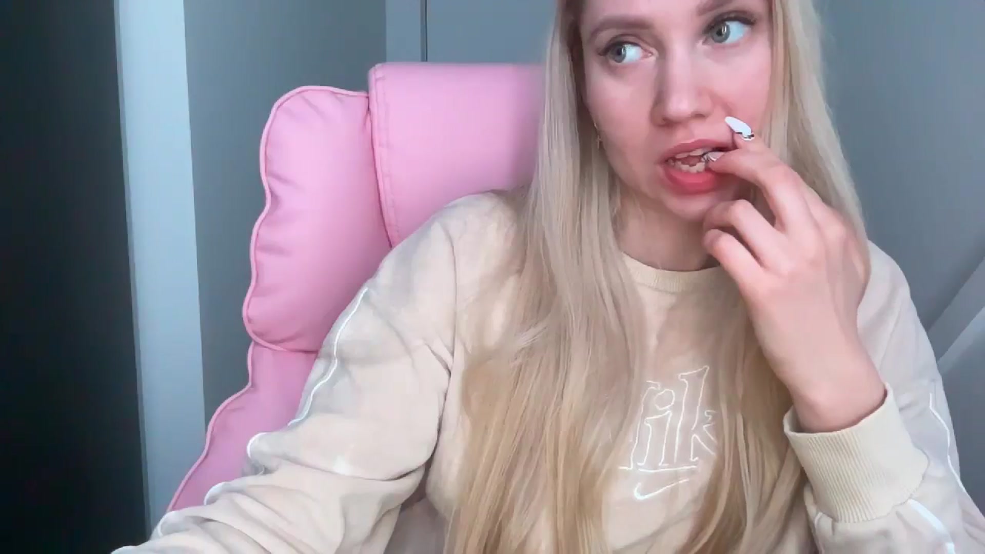 Gallery image thumbnail from Miss_Sylvia's myfreecams stream on, 03/23/2026, 20:23 image 19 of 20