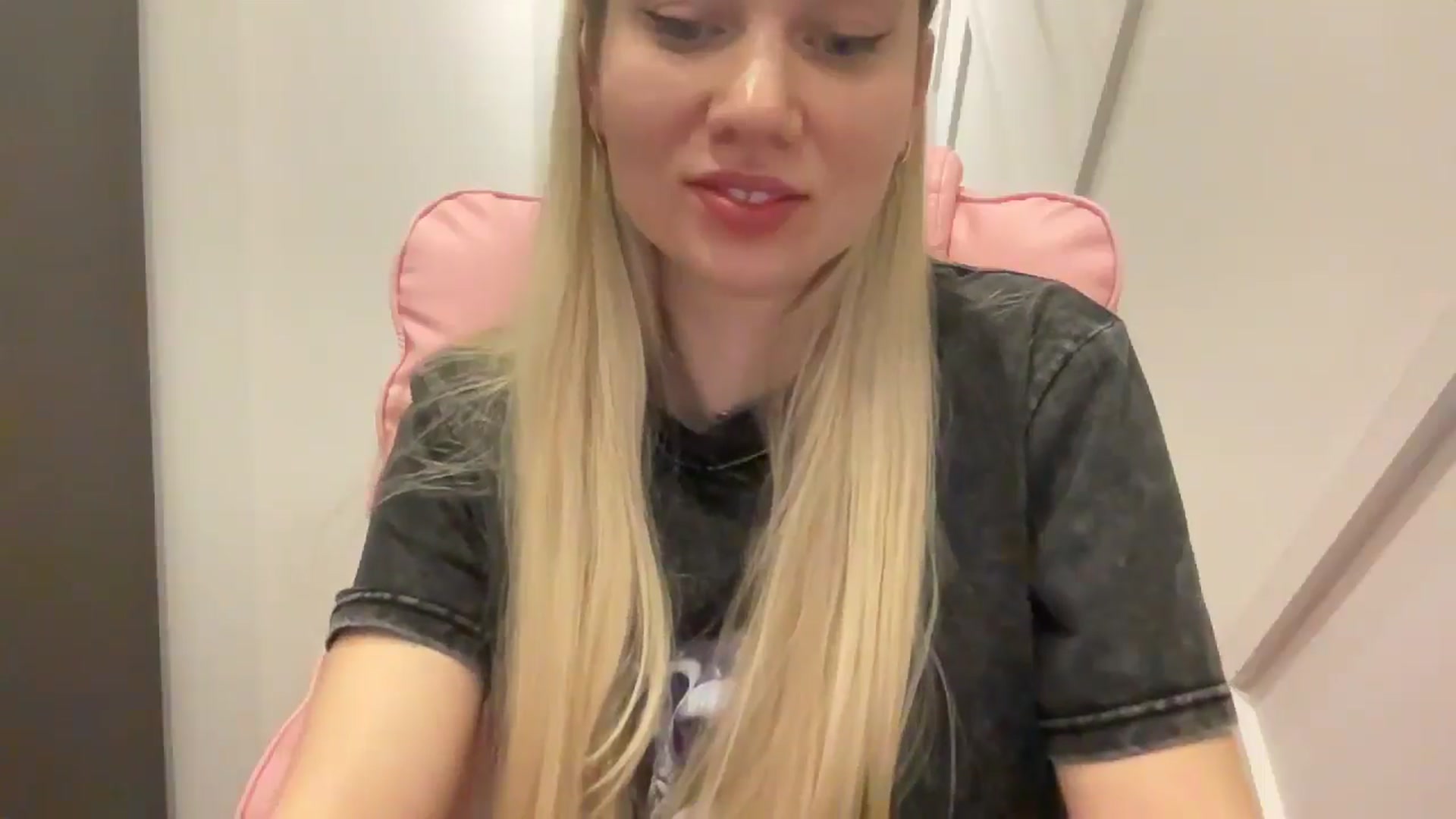 Gallery image thumbnail from Miss_Sylvia's myfreecams stream on, 03/26/2026, 19:45 image 19 of 20