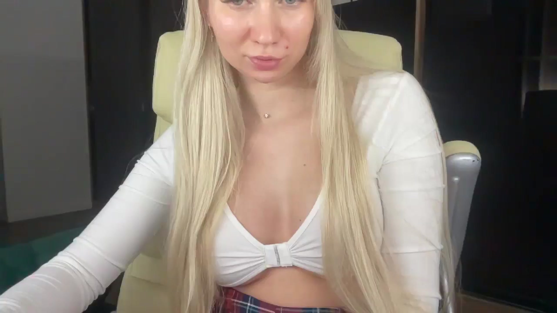 Gallery image thumbnail from Miss_Sylvia's myfreecams stream on, 04/20/2026, 20:21 image 18 of 20