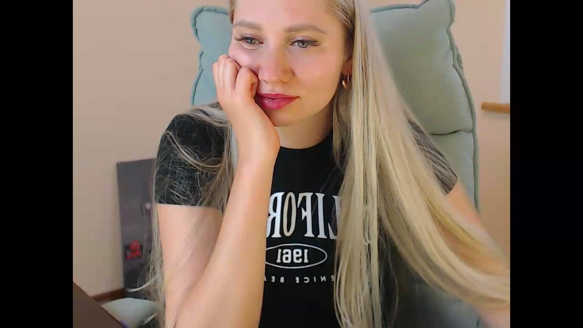 Gallery image thumbnail from Miss_Sylvia's myfreecams stream on, 07/06/2026, 19:18 image 4 of 20