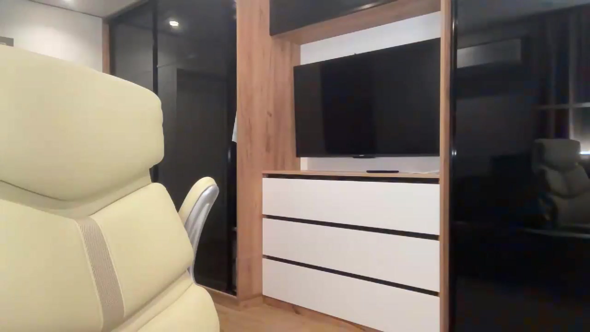 Gallery image thumbnail from Miss_Sylvia's myfreecams stream on, 09/14/2026, 20:03 image 13 of 20