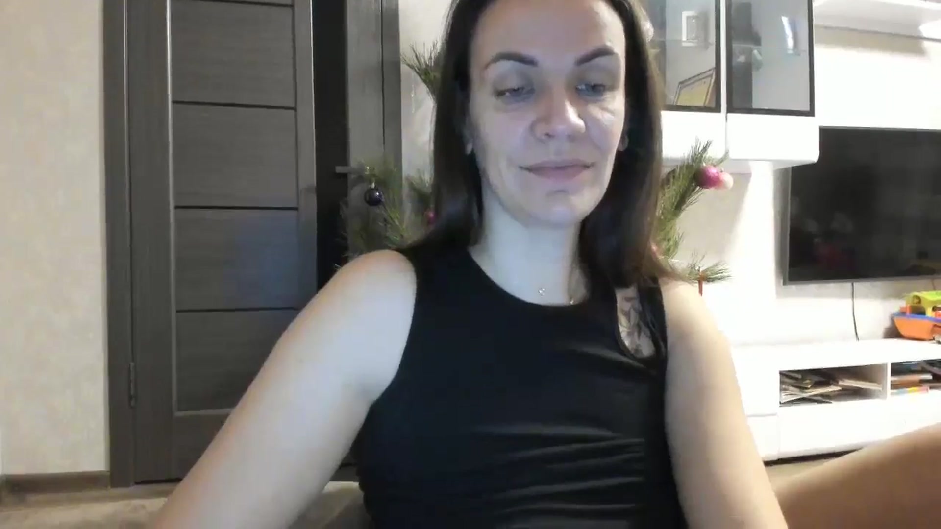Gallery image thumbnail from Miss_Vic's myfreecams stream on, 12/25/2024, 20:48 image 4 of 20