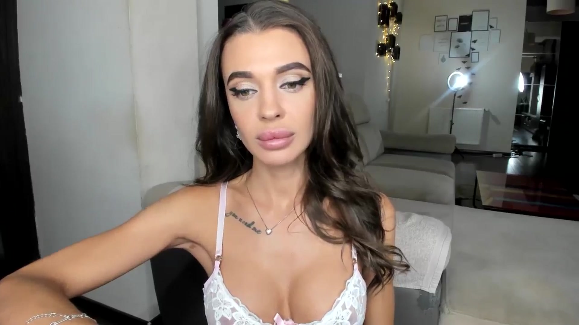 Gallery image thumbnail from Miss_X_'s myfreecams stream on, 10/19/2024, 16:39 image 13 of 20