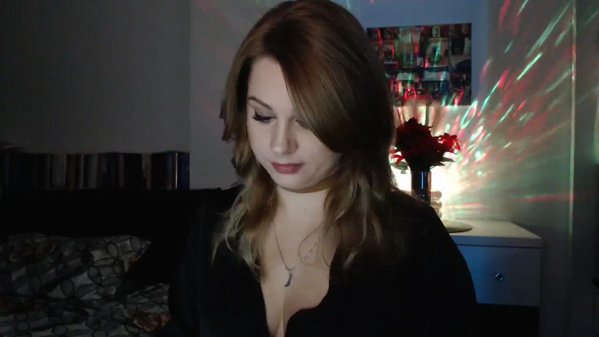 Gallery image thumbnail from Miss_Xmas's myfreecams stream on, 12/25/2023, 24:13 image 17 of 20