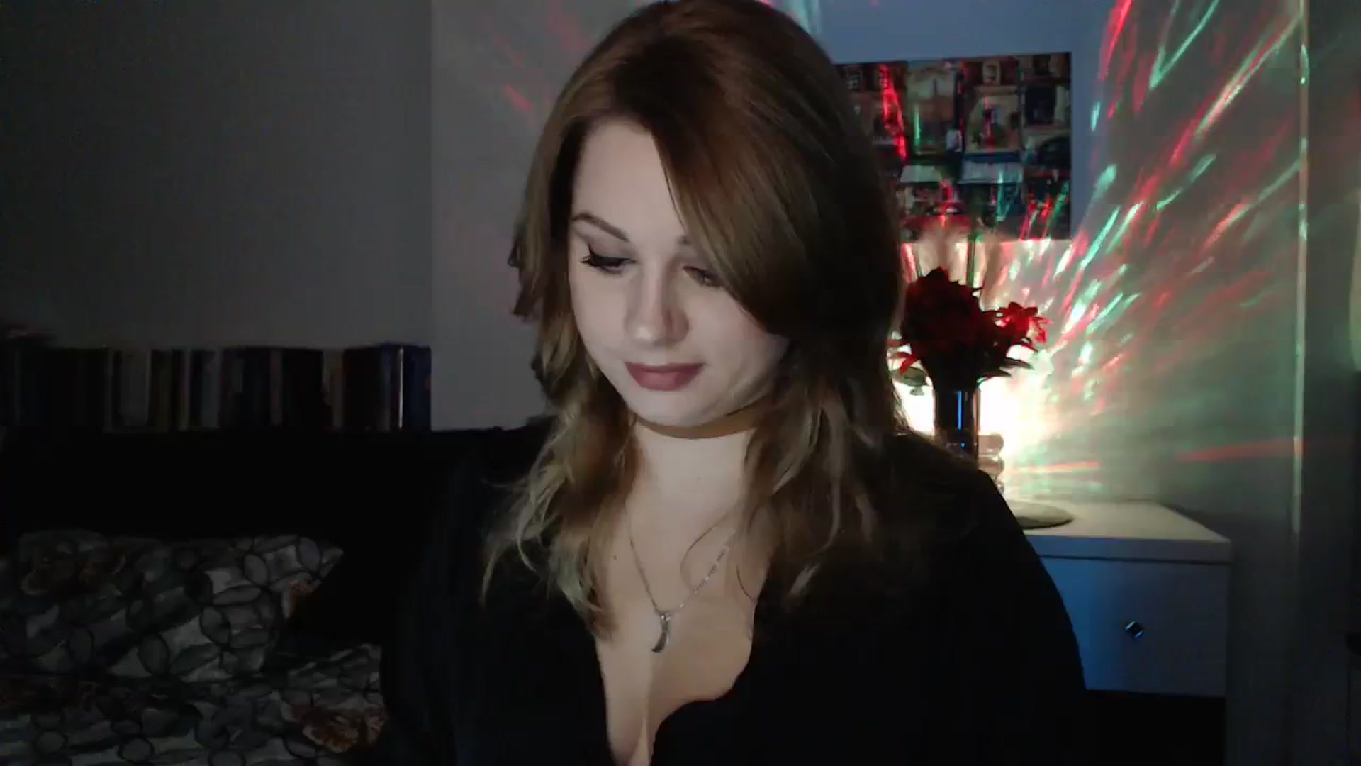 Gallery image thumbnail from Miss_Xmas's myfreecams stream on, 12/25/2023, 24:13 image 19 of 20