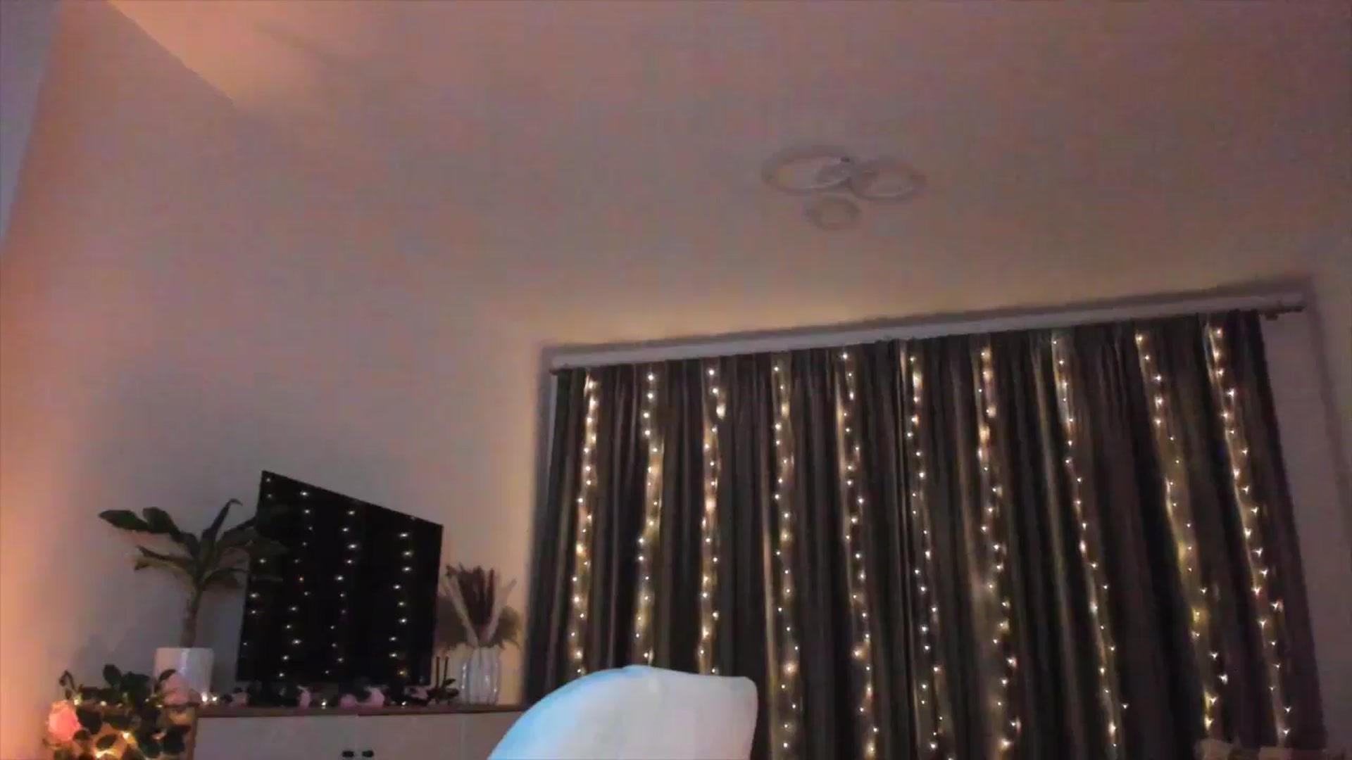 Gallery image thumbnail from Miss__A's myfreecams stream on, 04/22/2024, 02:55 image 14 of 20