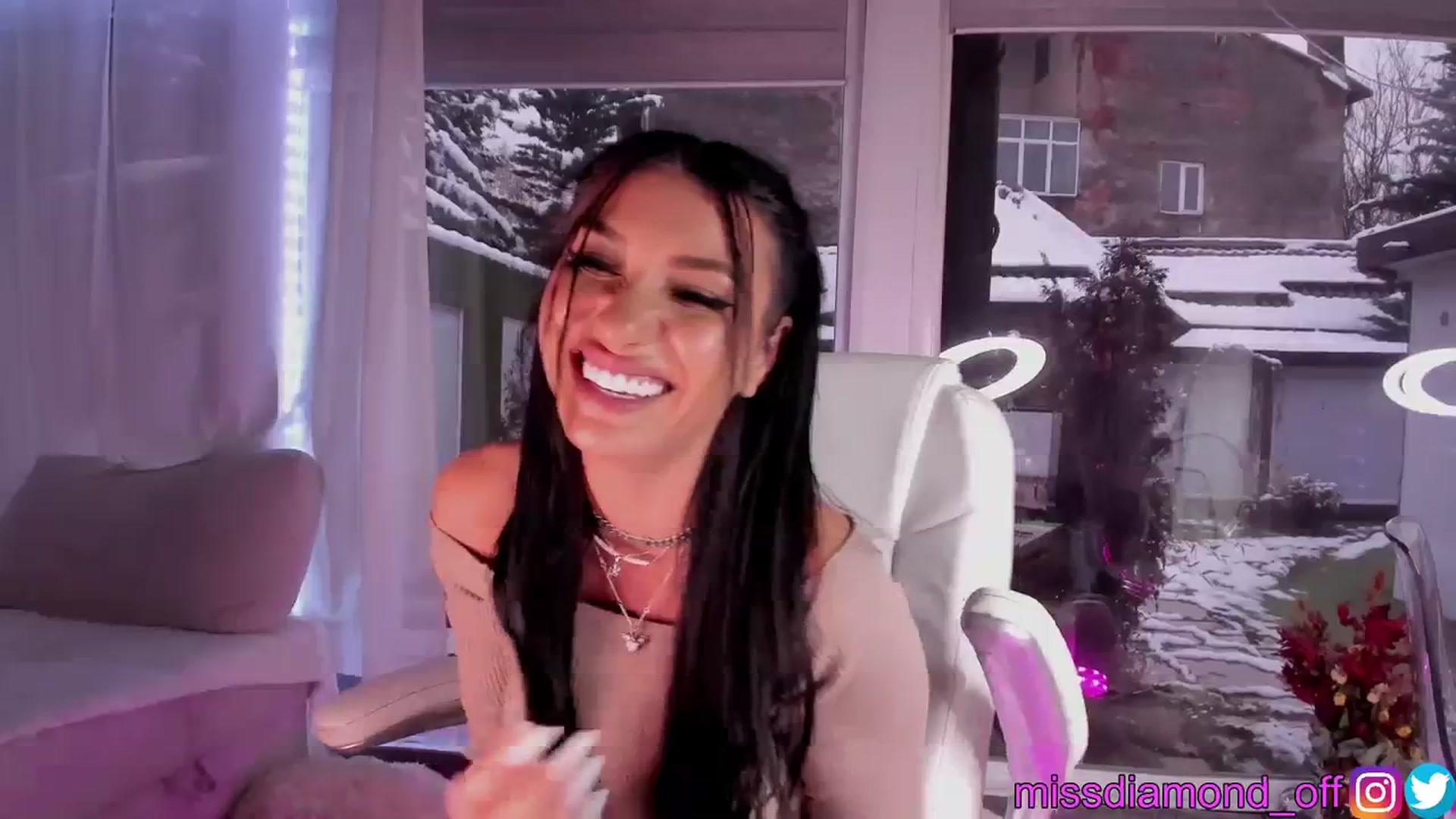 Gallery image thumbnail from Miss_diamond_'s myfreecams stream on, 12/08/2023, 14:34 image 12 of 20