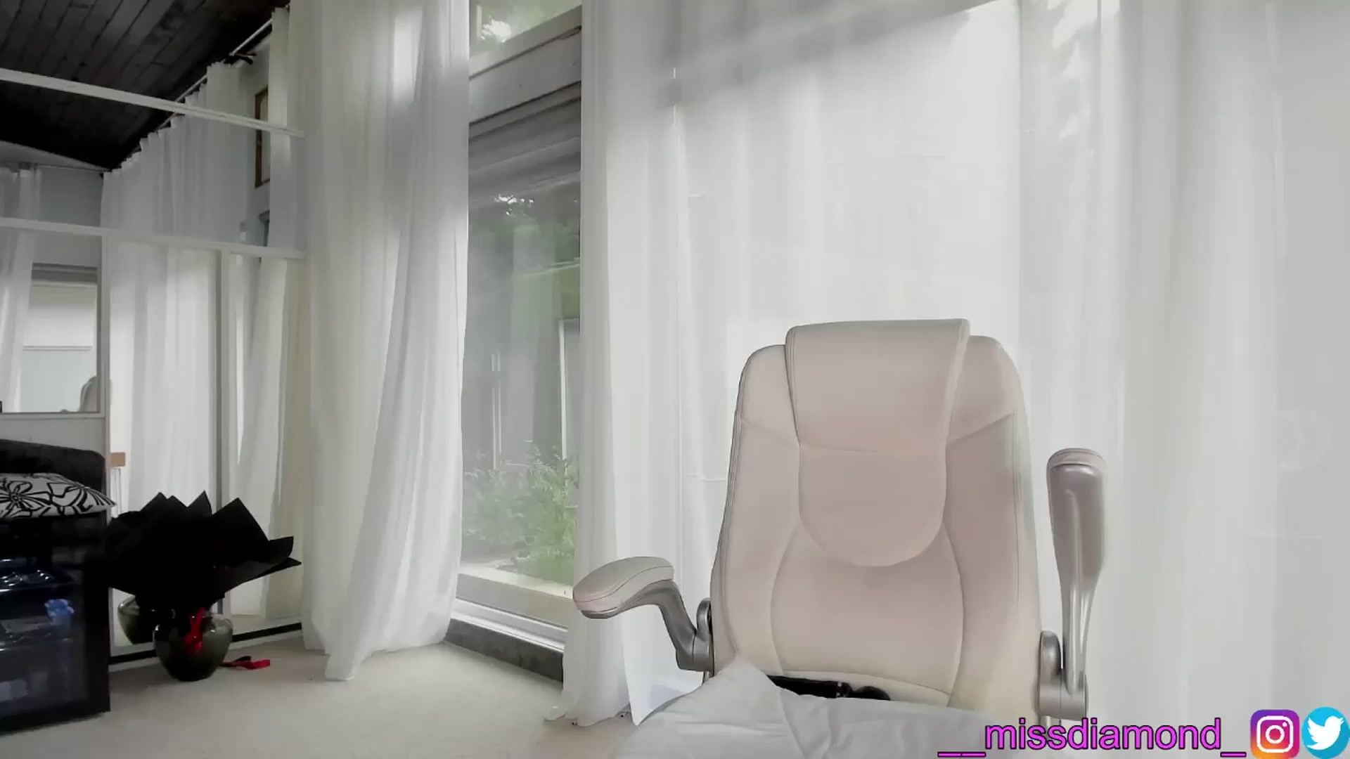 Gallery image thumbnail from Miss_diamond_'s myfreecams stream on, 05/15/2024, 06:45 image 13 of 20