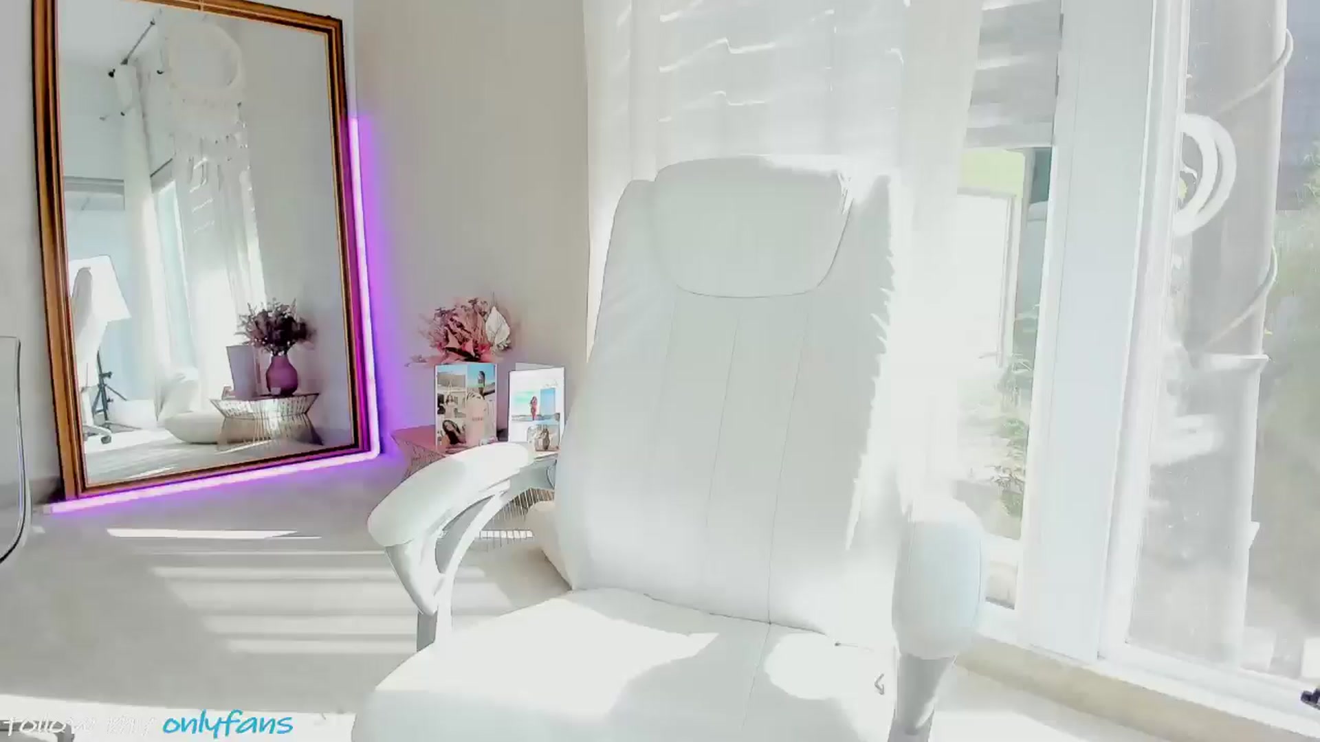 Gallery image thumbnail from Miss_diamond_'s myfreecams stream on, 09/15/2025, 12:42 image 1 of 20