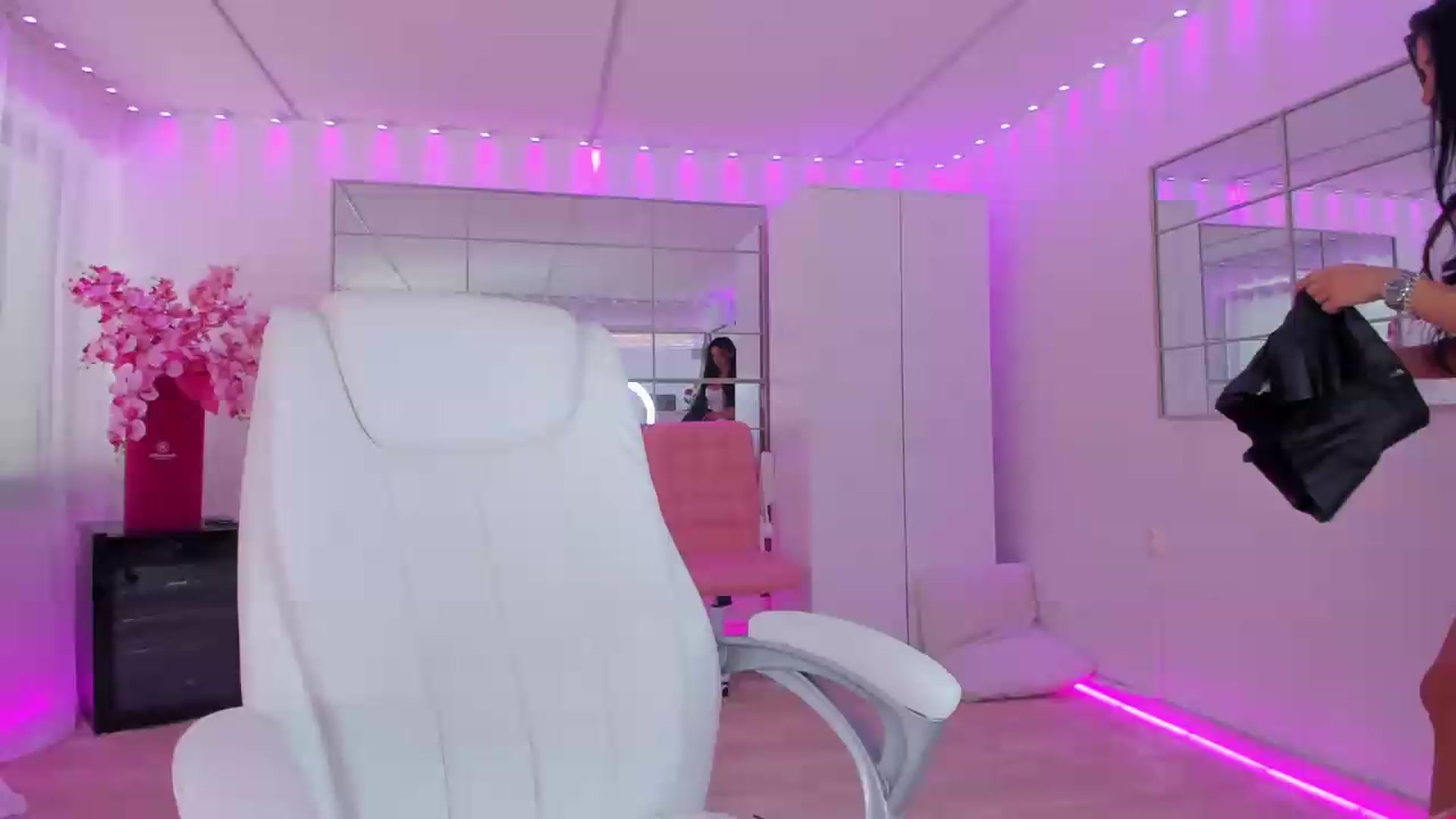 Gallery image thumbnail from Miss_diamond_'s myfreecams stream on, 05/15/2026, 12:07 image 1 of 20