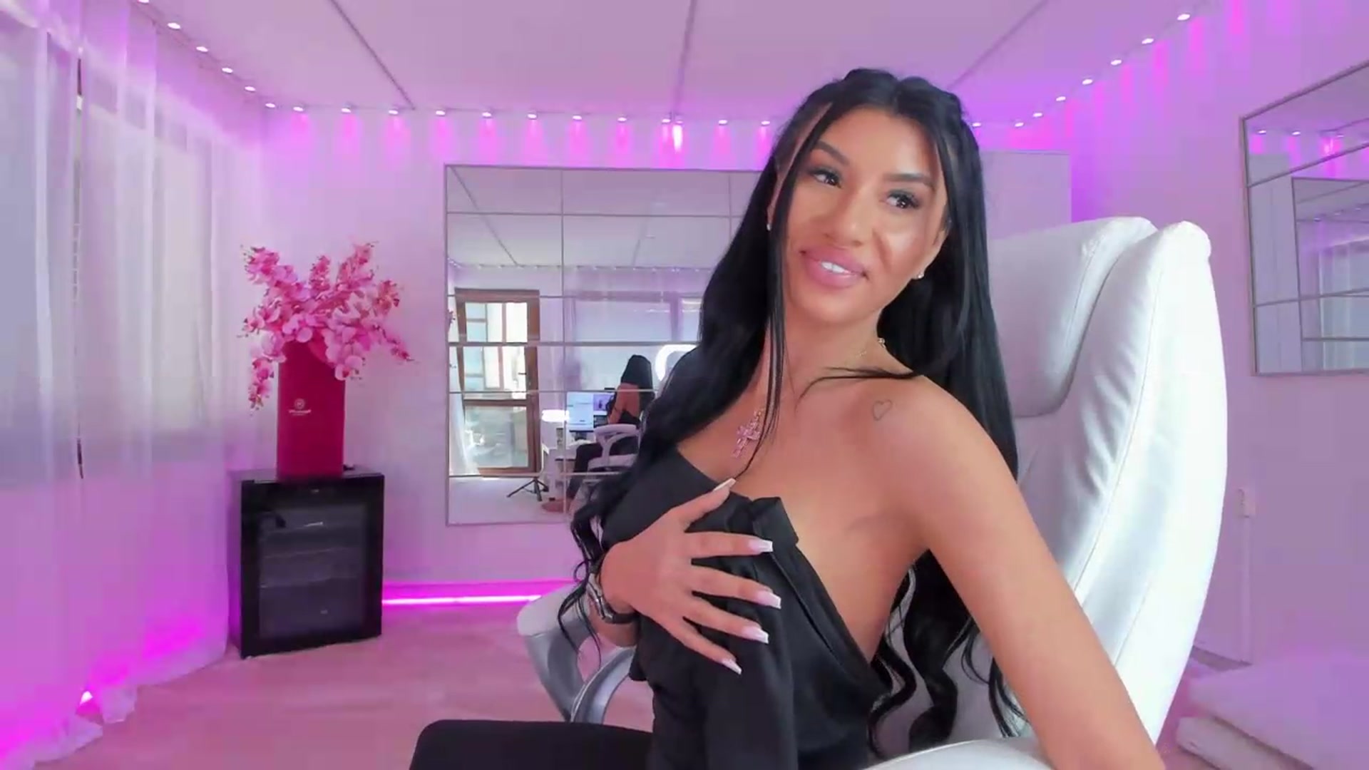 Gallery image thumbnail from Miss_diamond_'s myfreecams stream on, 05/18/2026, 09:09 image 7 of 20