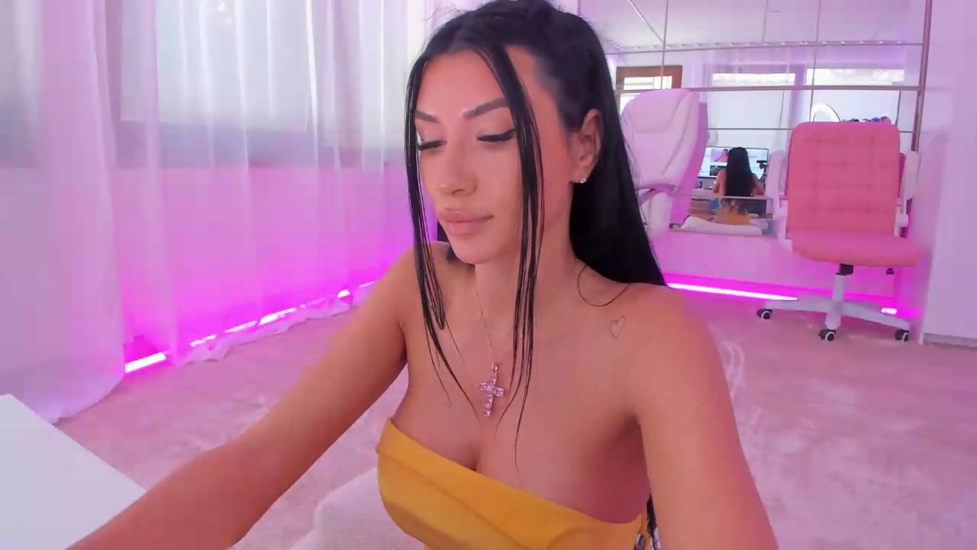 Gallery image thumbnail from Miss_diamond_'s myfreecams stream on, 05/19/2026, 12:14 image 10 of 20
