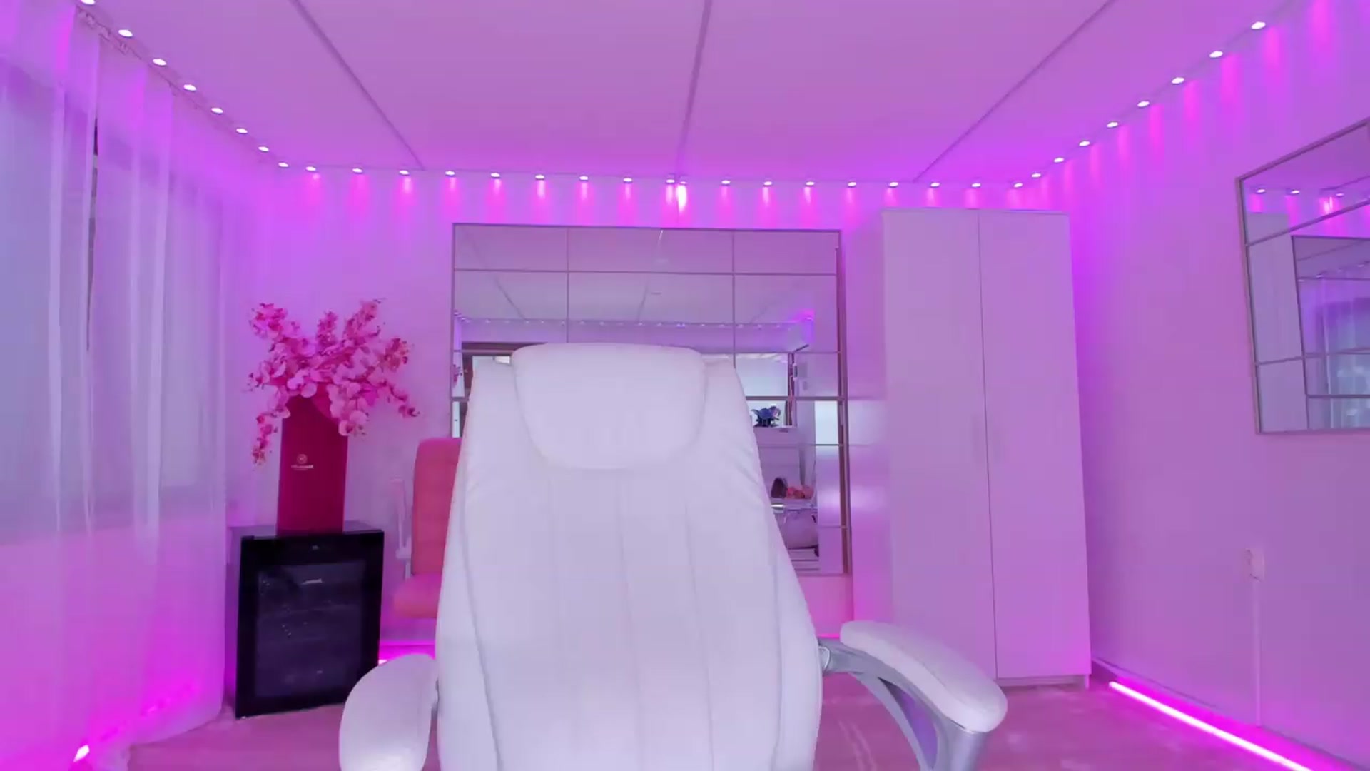 Gallery image thumbnail from Miss_diamond_'s myfreecams stream on, 05/22/2026, 10:14 image 16 of 20