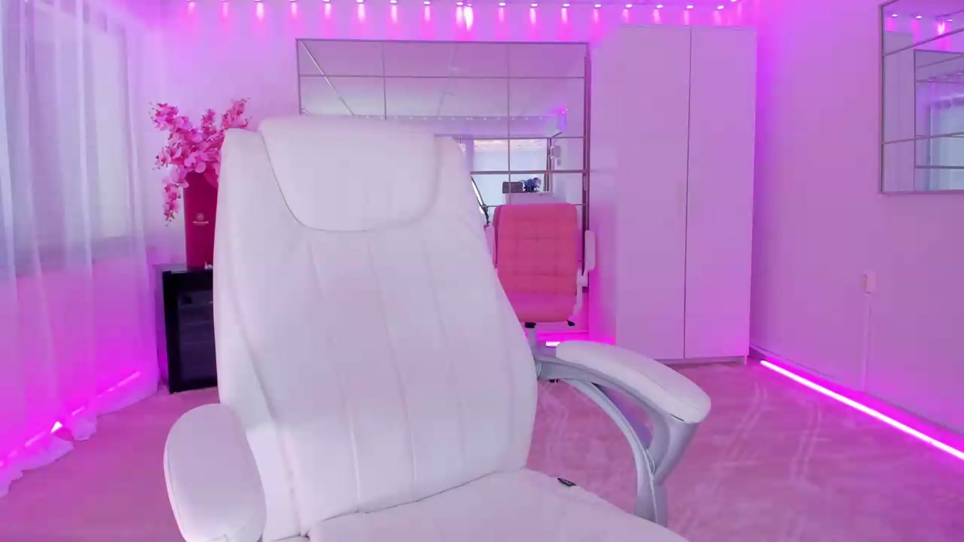 Gallery image thumbnail from Miss_diamond_'s myfreecams stream on, 05/24/2026, 12:01 image 17 of 20