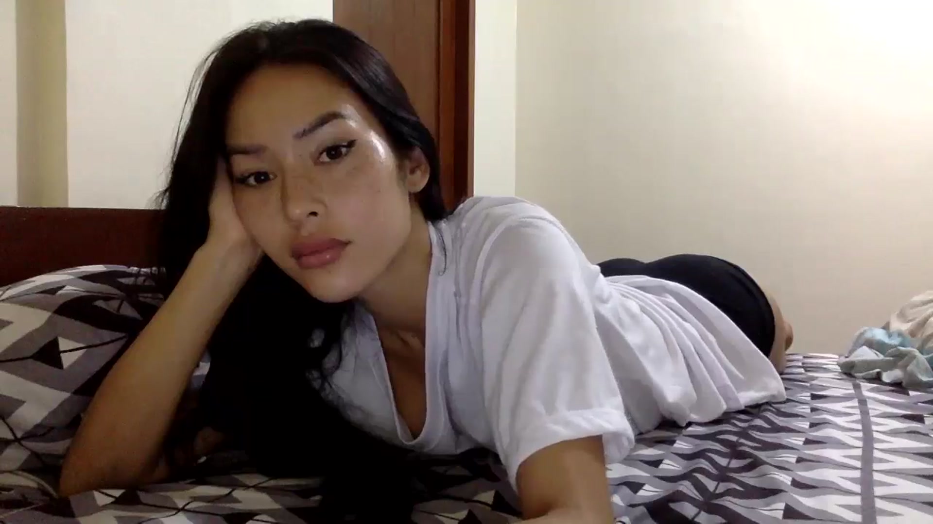 Gallery image thumbnail from Miss_emiko's myfreecams stream on, 01/04/2026, 07:39 image 15 of 20