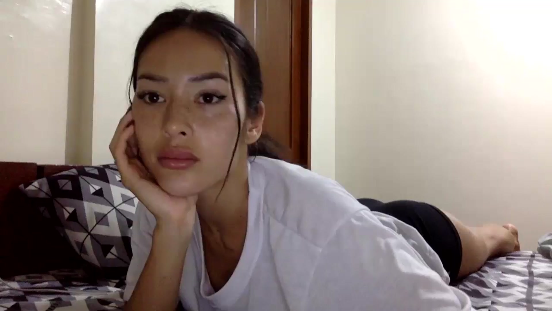 Gallery image thumbnail from Miss_emiko's myfreecams stream on, 01/04/2026, 09:27 image 15 of 20