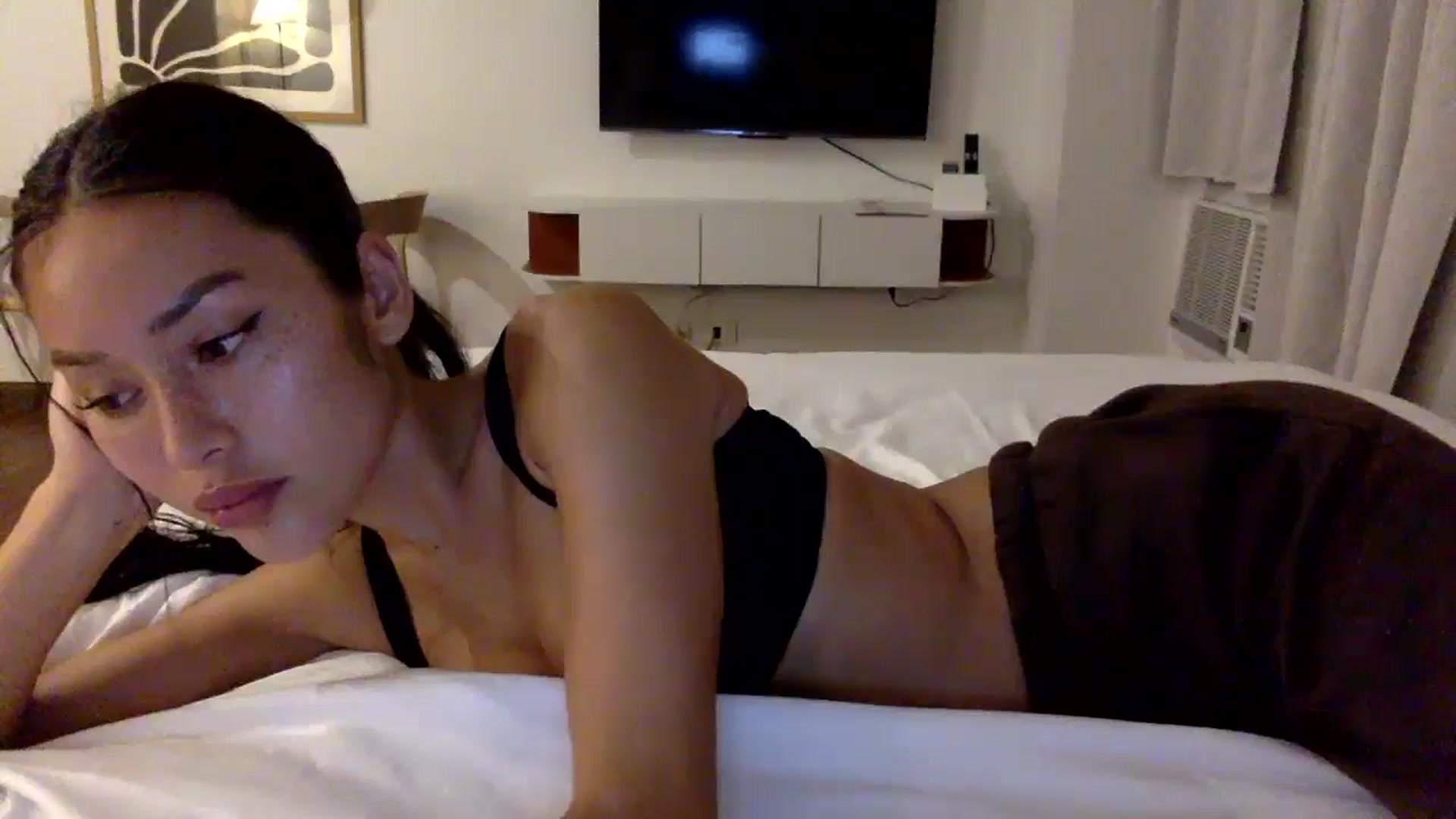Gallery image thumbnail from Miss_emiko's myfreecams stream on, 02/04/2026, 16:36 image 13 of 20