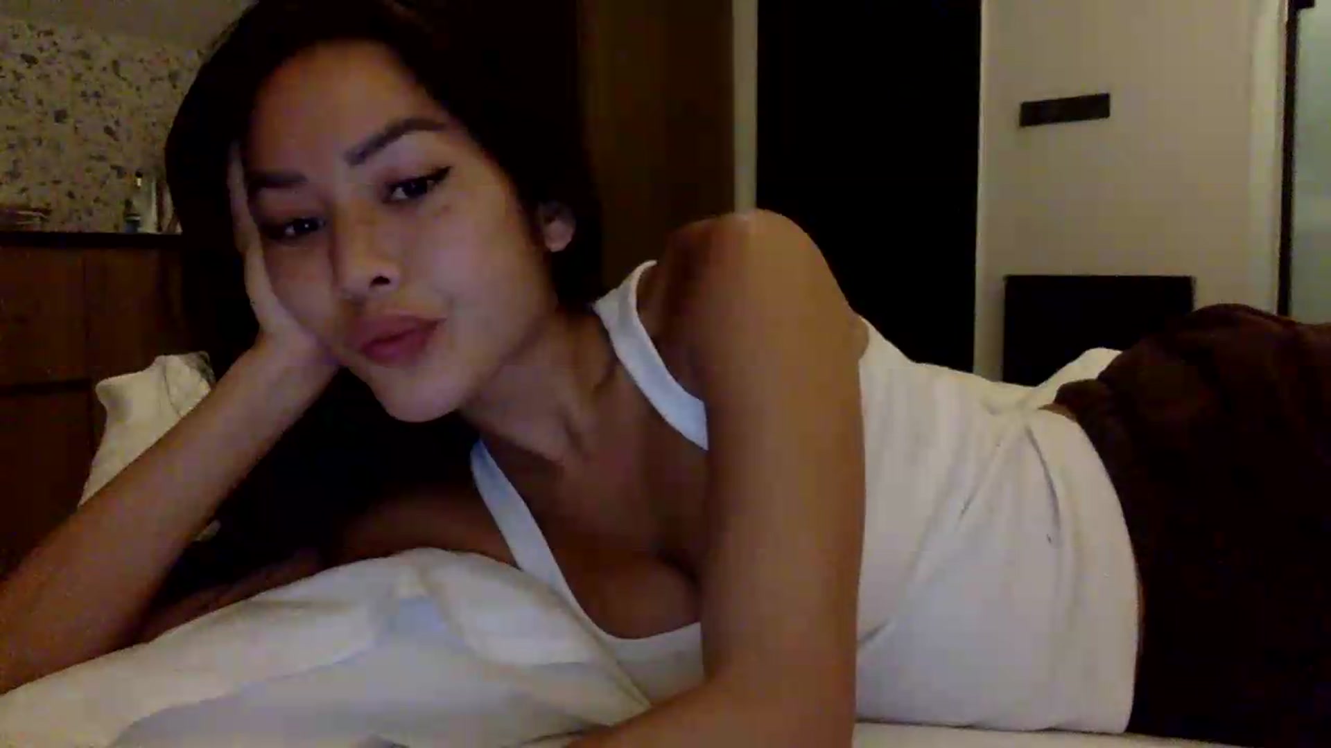 Gallery image thumbnail from Miss_emiko's myfreecams stream on, 05/21/2026, 24:00 image 7 of 20