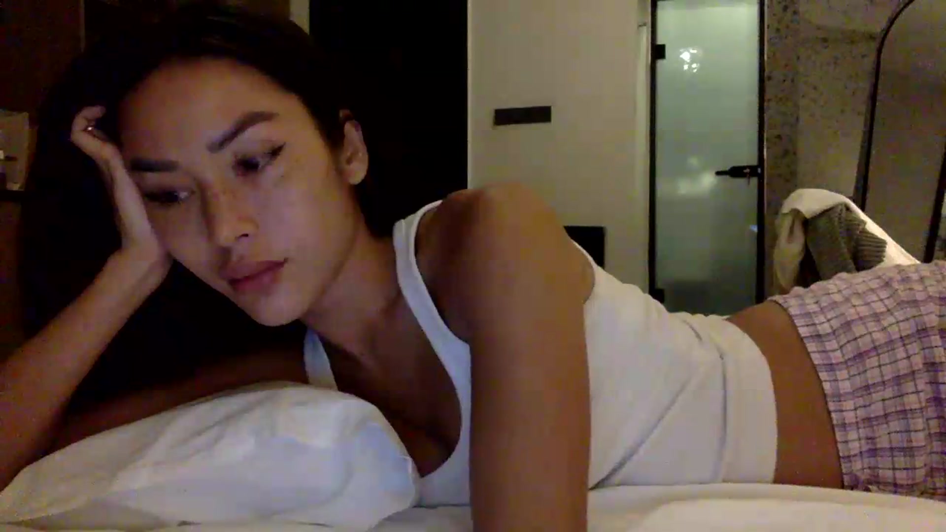Gallery image thumbnail from Miss_emiko's myfreecams stream on, 05/21/2026, 01:01 image 2 of 20