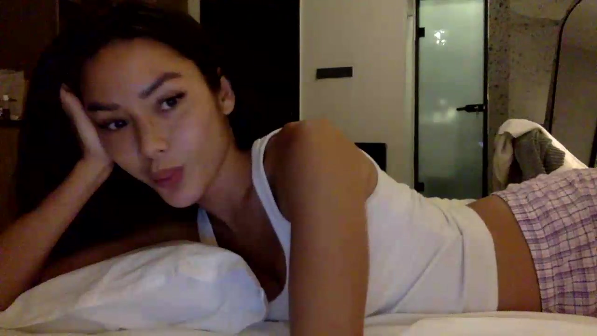 Gallery image thumbnail from Miss_emiko's myfreecams stream on, 05/21/2026, 01:01 image 4 of 20