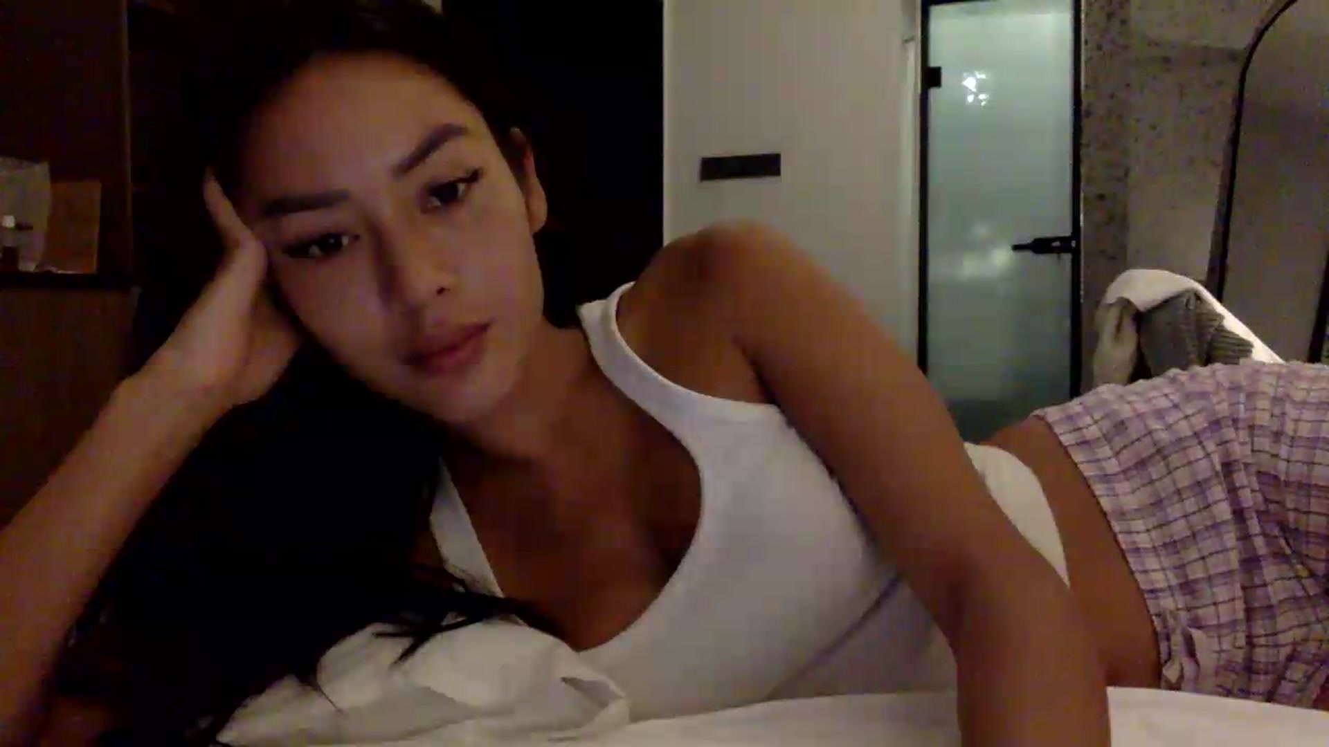 Gallery image thumbnail from Miss_emiko's myfreecams stream on, 05/21/2026, 01:01 image 16 of 20