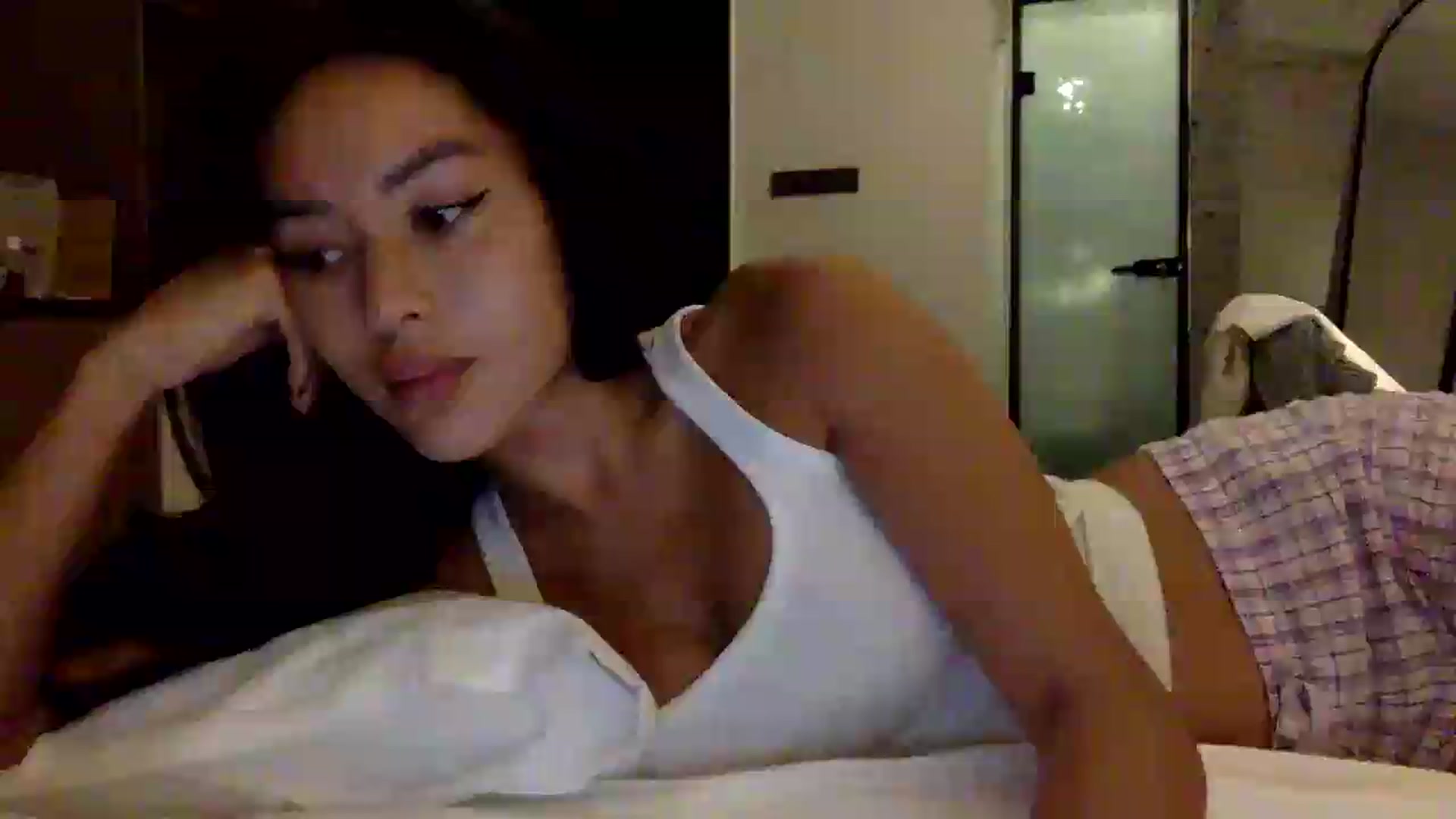 Gallery image thumbnail from Miss_emiko's myfreecams stream on, 05/21/2026, 01:01 image 13 of 20