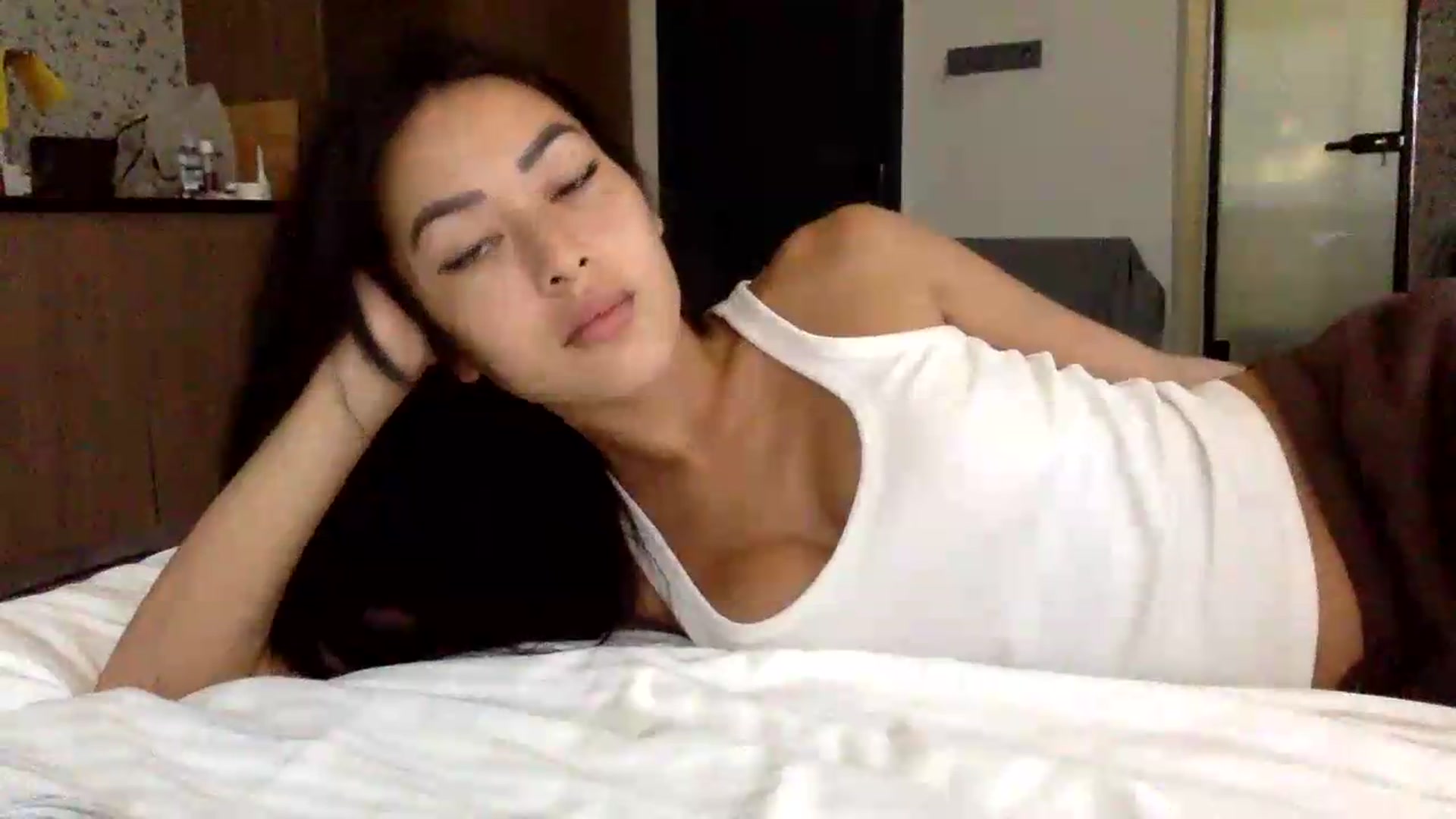 Gallery image thumbnail from Miss_emiko's myfreecams stream on, 05/21/2026, 15:46 image 15 of 20