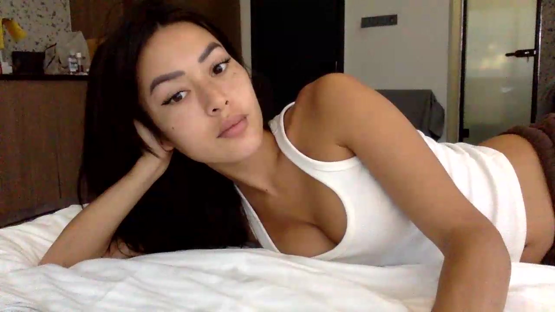 Gallery image thumbnail from Miss_emiko's myfreecams stream on, 05/21/2026, 15:46 image 12 of 20