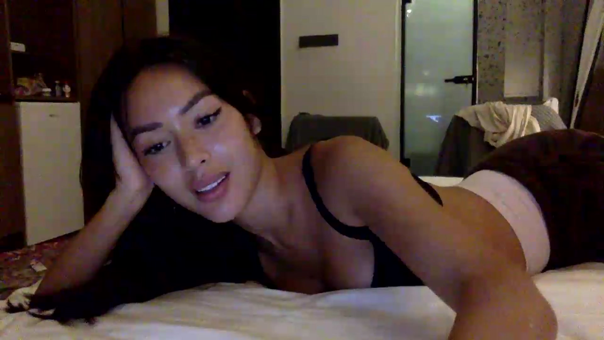 Gallery image thumbnail from Miss_emiko's myfreecams stream on, 05/23/2026, 20:10 image 15 of 20