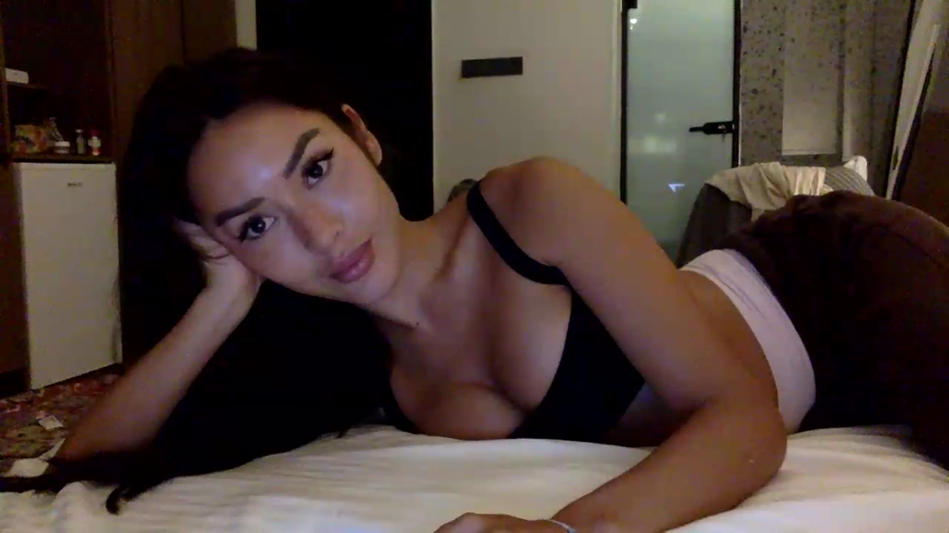 Gallery image thumbnail from Miss_emiko's myfreecams stream on, 05/23/2026, 20:10 image 19 of 20