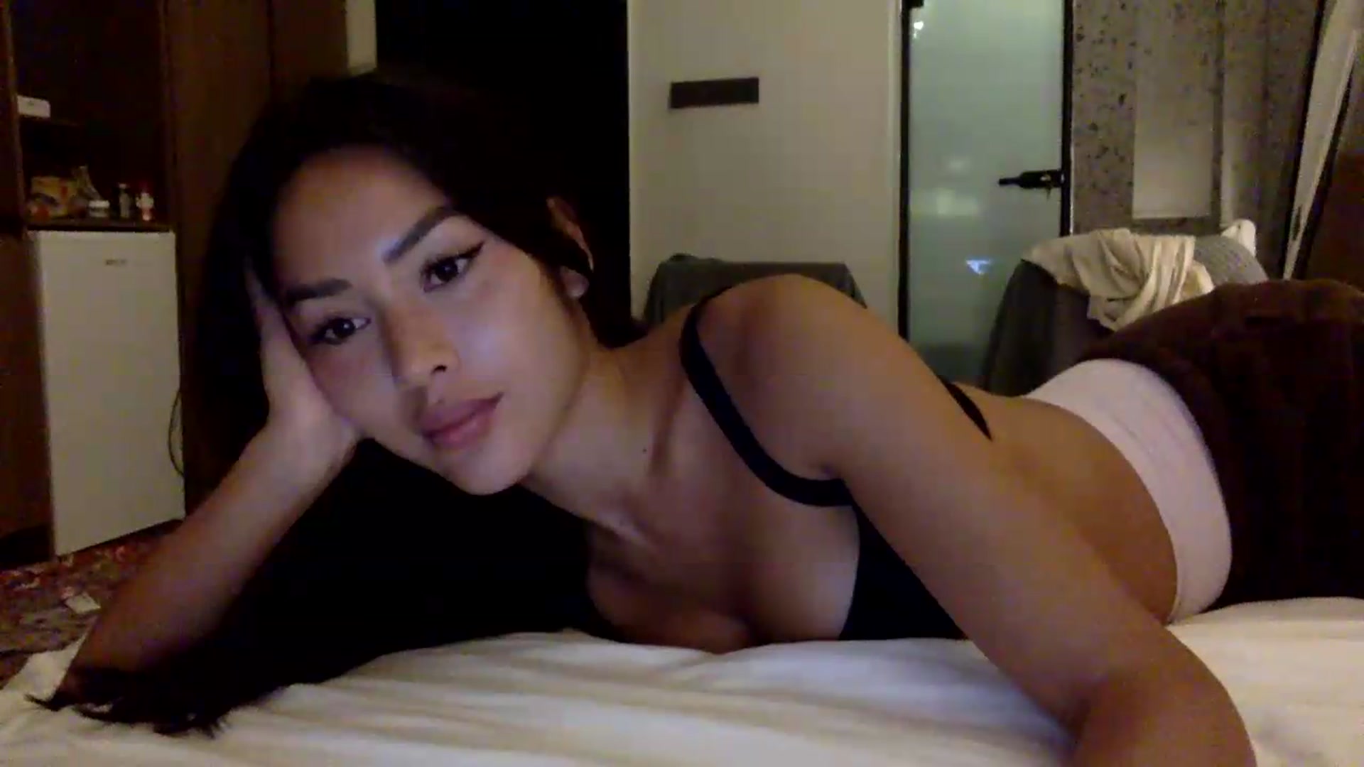 Gallery image thumbnail from Miss_emiko's myfreecams stream on, 05/23/2026, 20:10 image 17 of 20