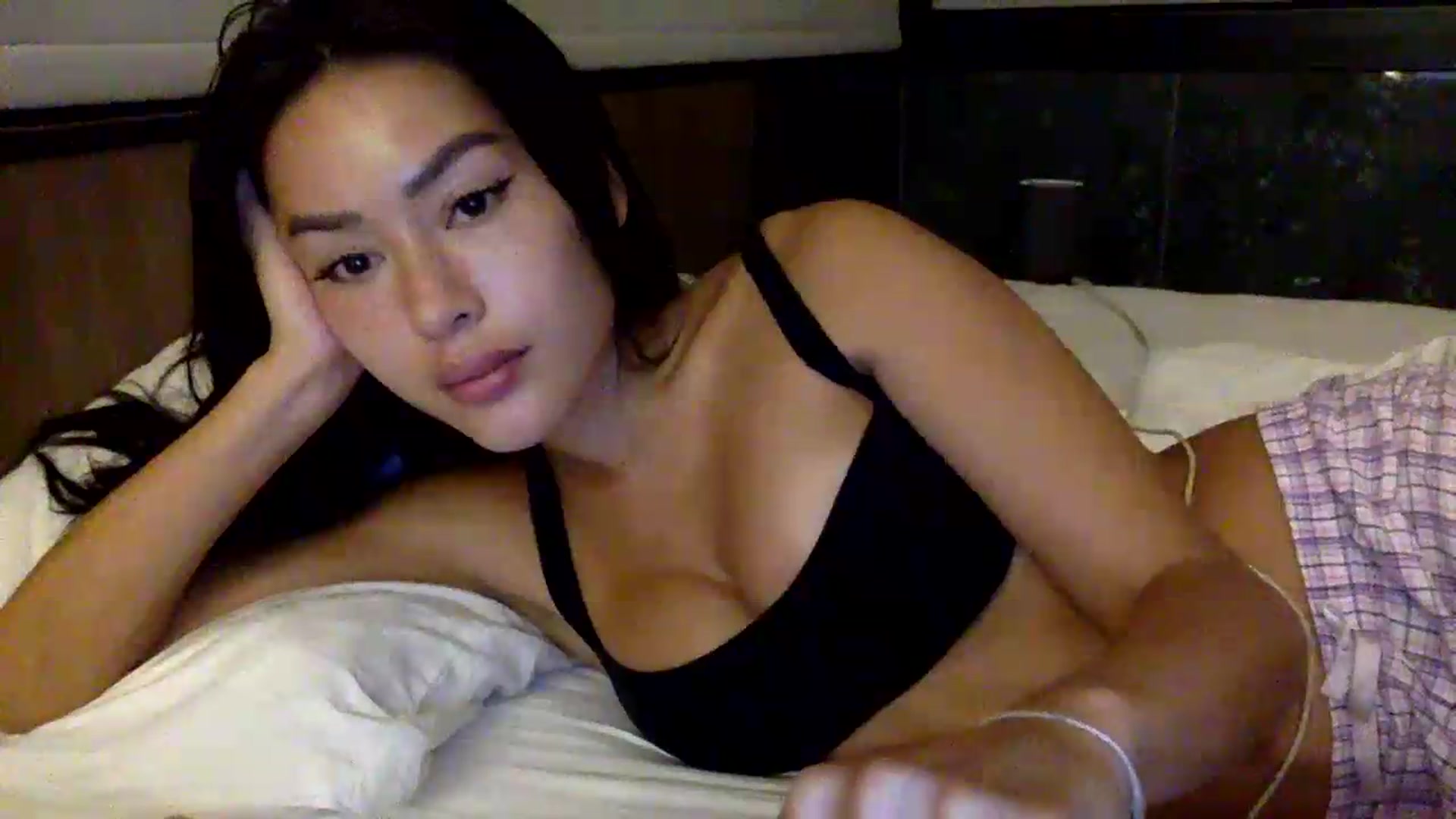 Gallery image thumbnail from Miss_emiko's myfreecams stream on, 05/25/2026, 24:14 image 18 of 20