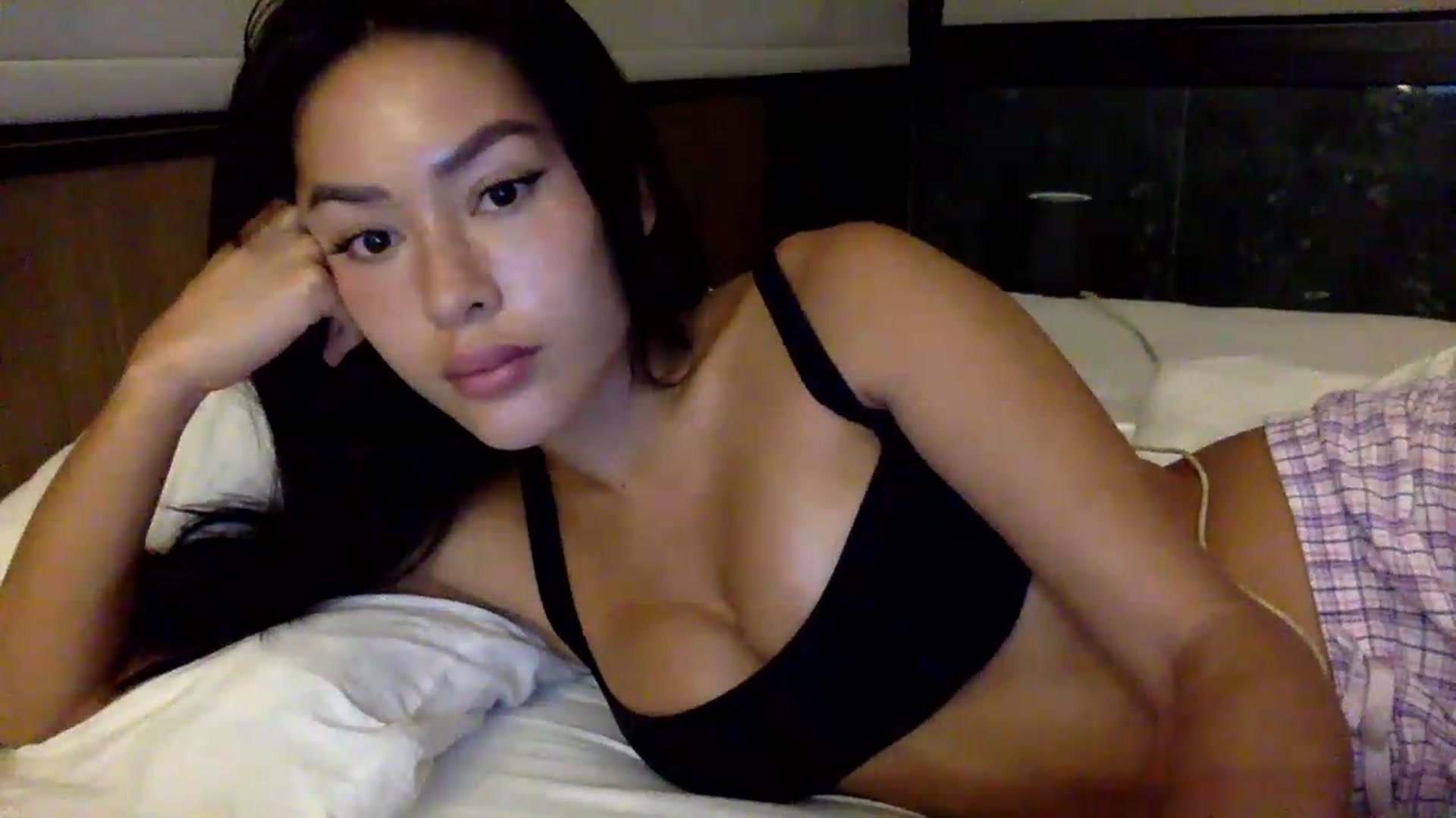 Gallery image thumbnail from Miss_emiko's myfreecams stream on, 05/25/2026, 24:14 image 19 of 20