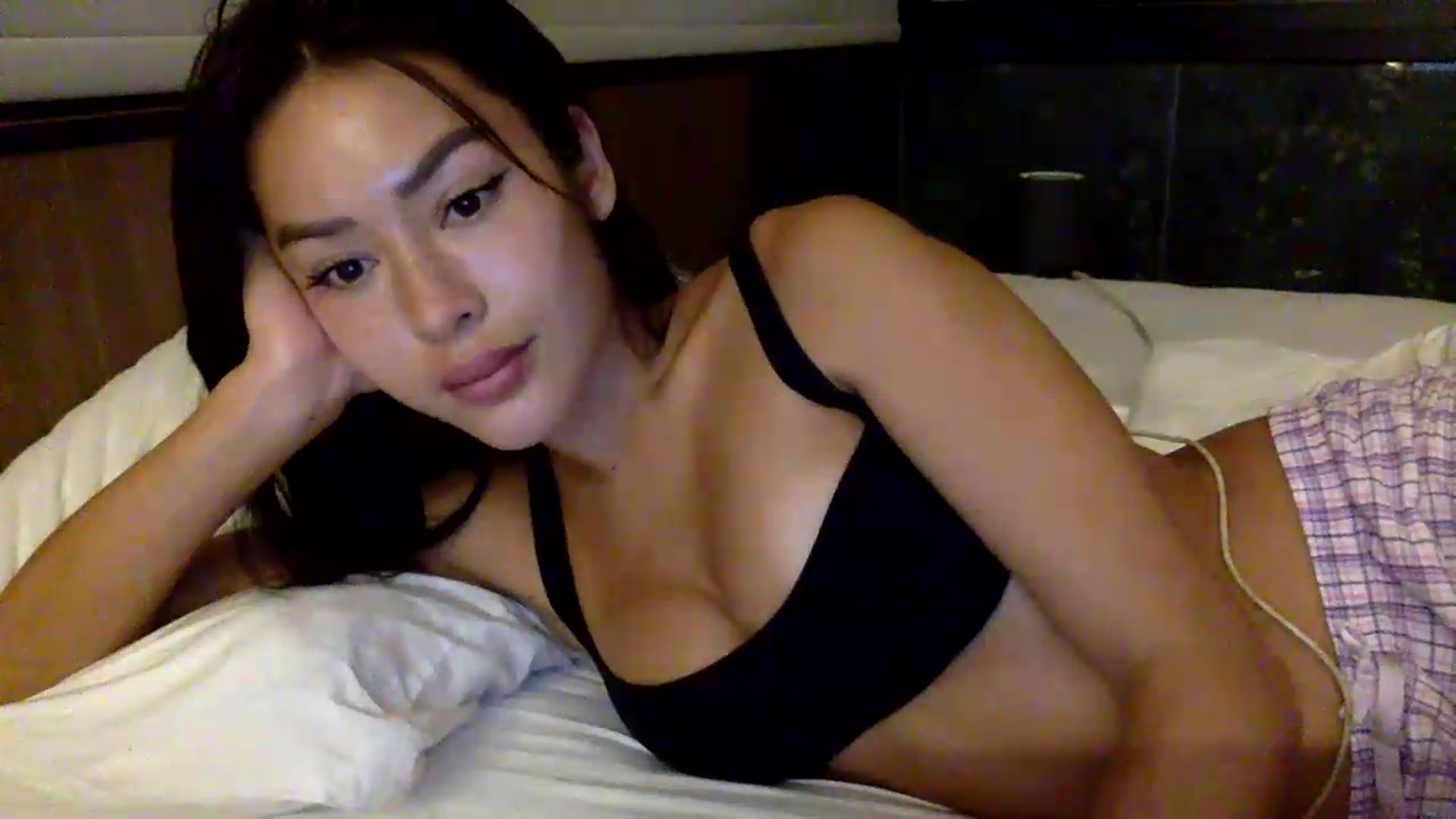 Gallery image thumbnail from Miss_emiko's myfreecams stream on, 05/25/2026, 24:14 image 15 of 20