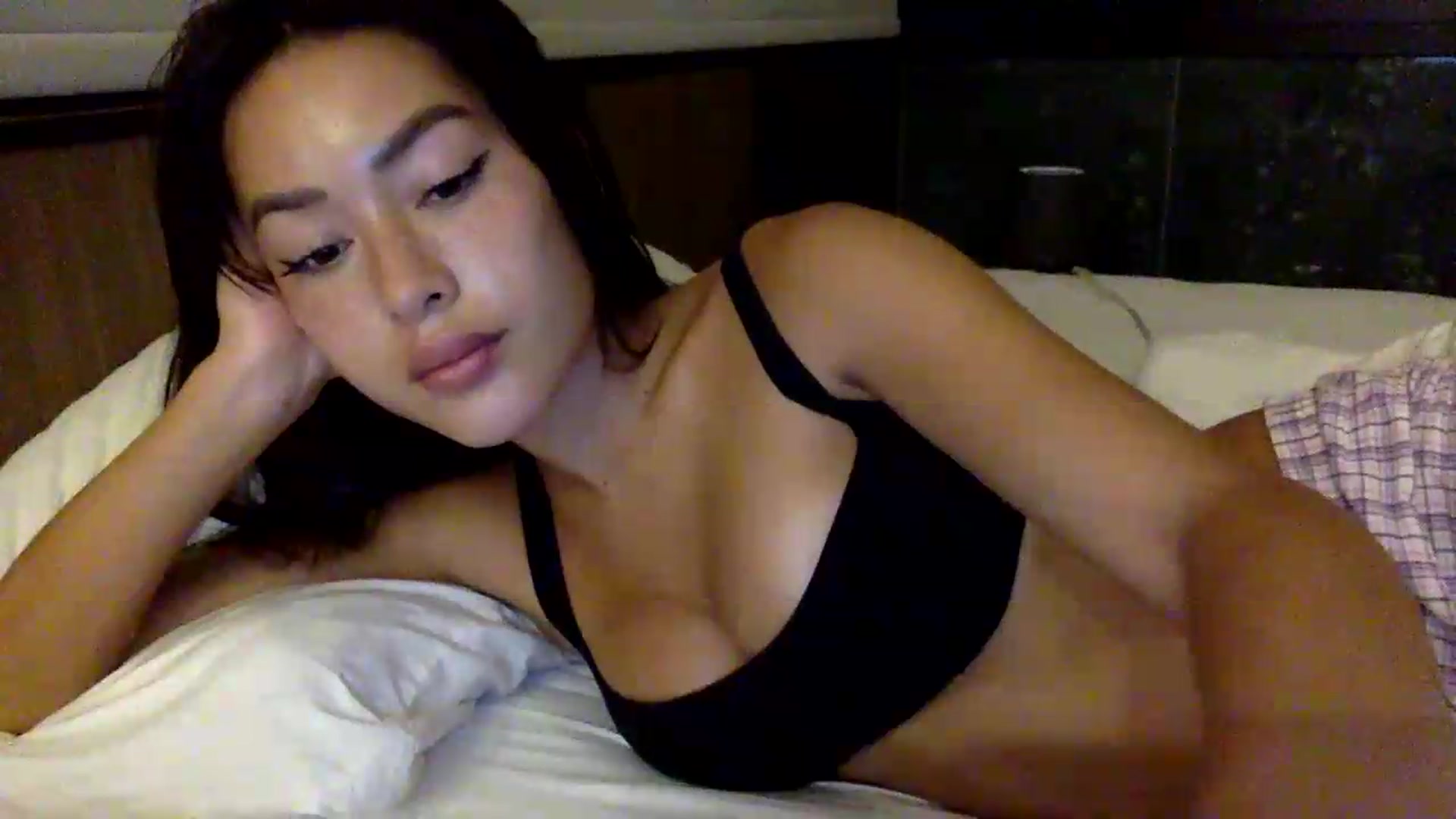 Gallery image thumbnail from Miss_emiko's myfreecams stream on, 05/25/2026, 24:14 image 17 of 20