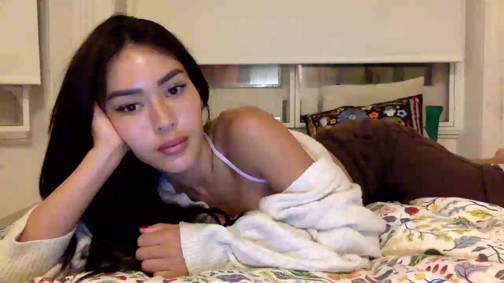 Gallery image thumbnail from Miss_emiko's myfreecams stream on, 08/19/2026, 23:39 image 19 of 20