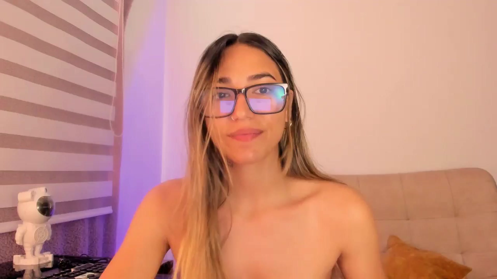 Gallery image thumbnail from Missbaby8's myfreecams stream on, 11/20/2024, 13:19 image 11 of 20